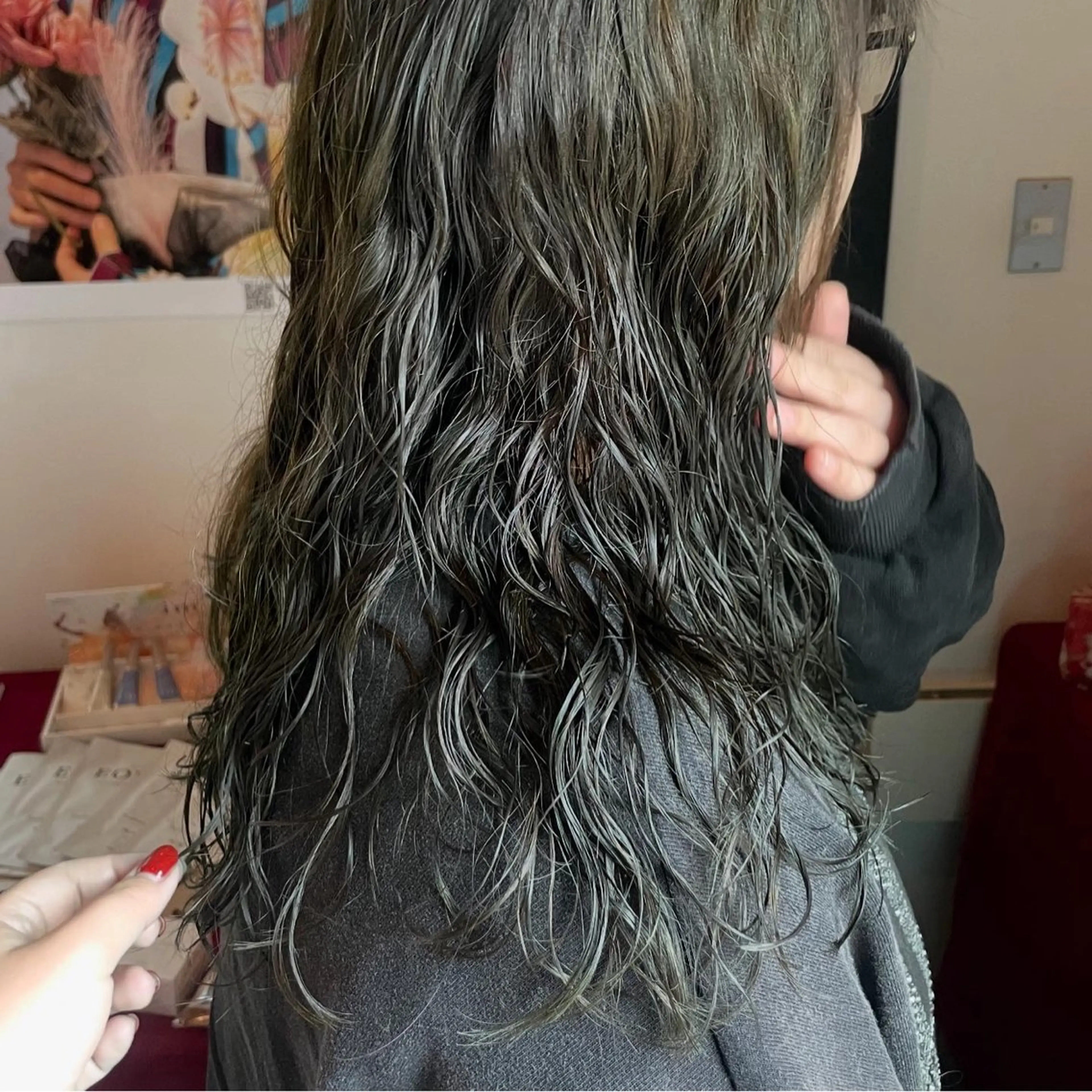 カラー パーマ オリーブカラー デジタルパーマ 桑田 真奈のヘアスタイル