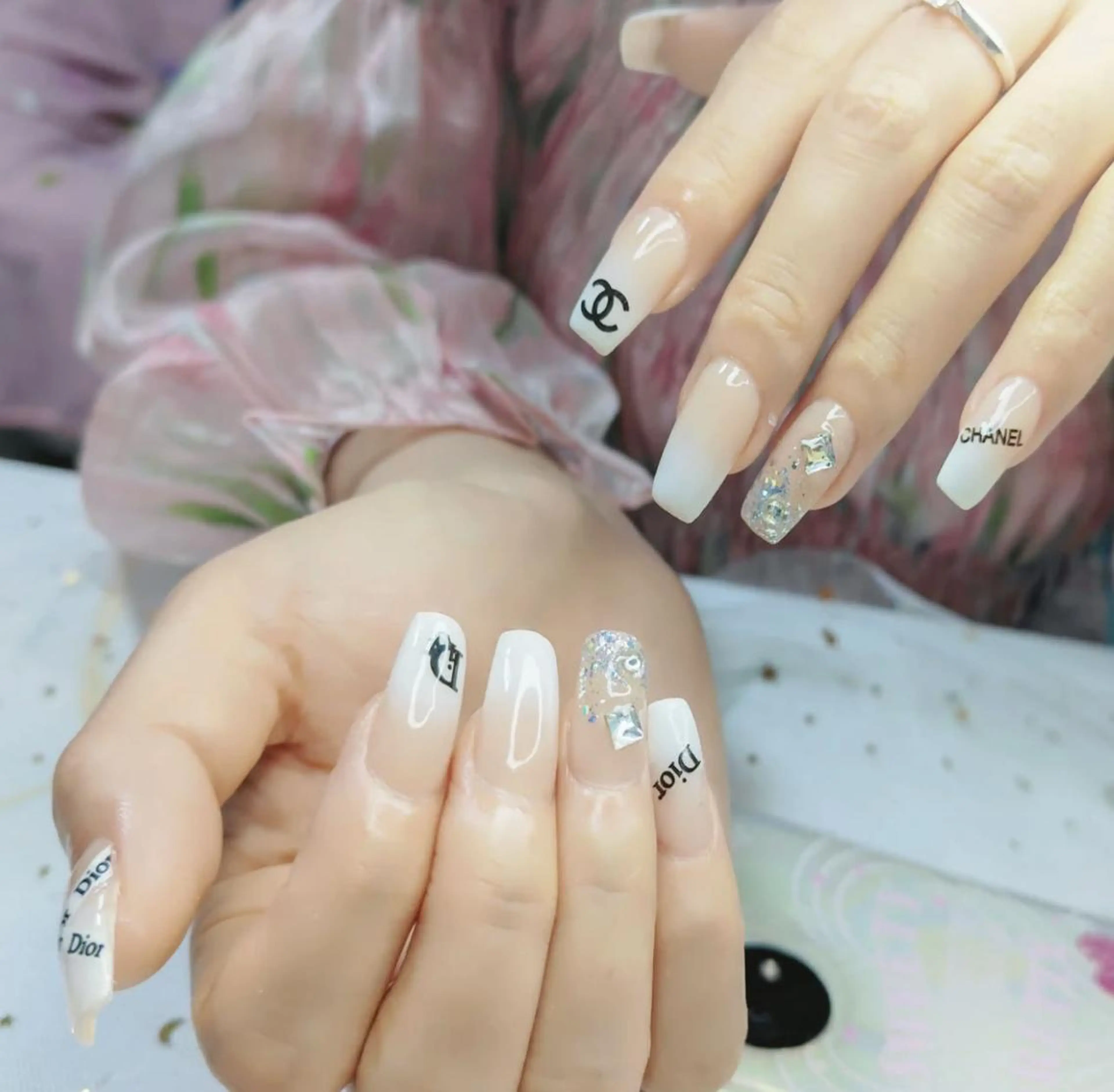 ネイル アートネイル 長さ出し ネイルチップ Queens マオのネイルデザイン