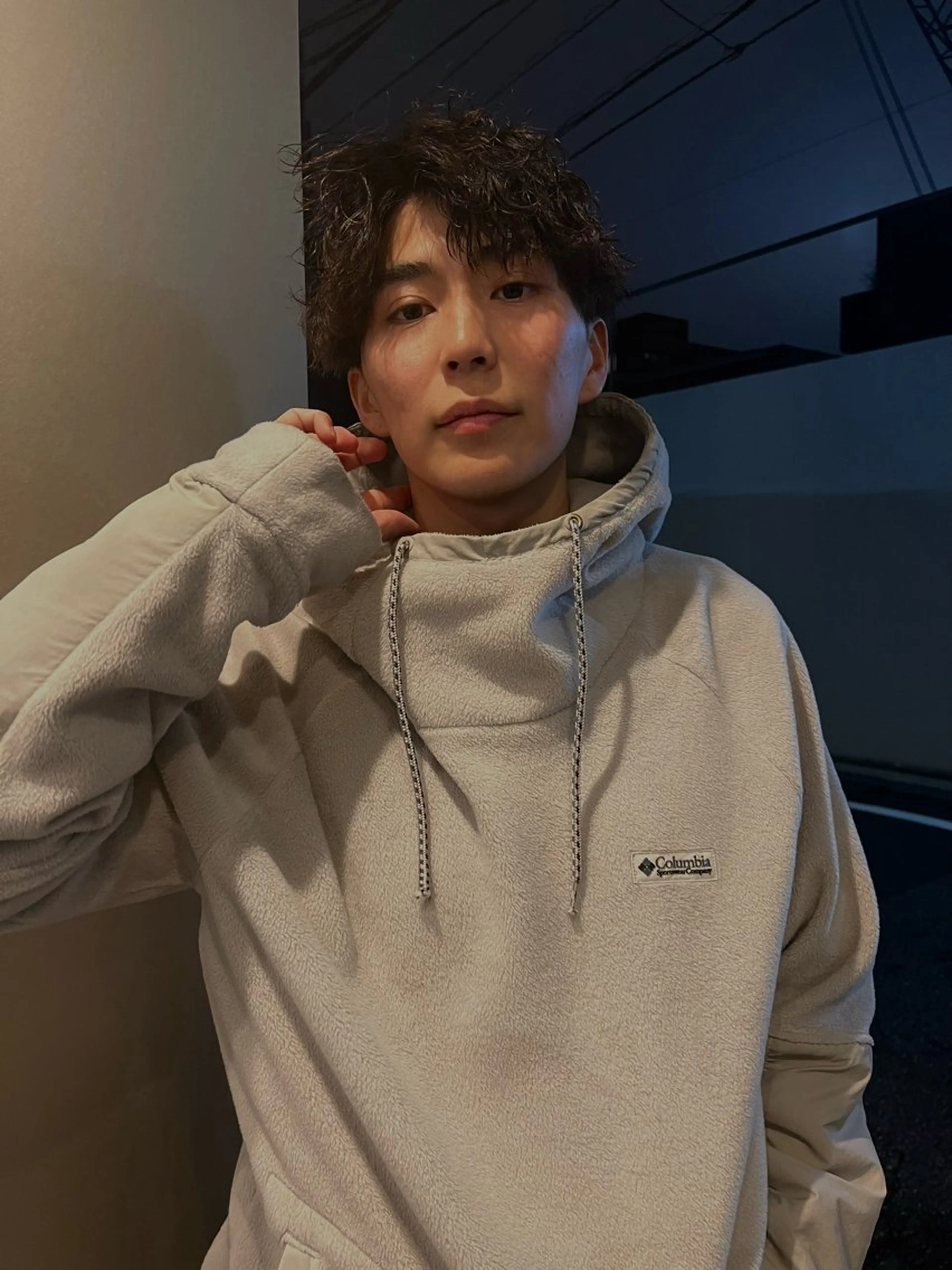 ショート パーマ メンズ カット パーマ 曲がる縮毛矯正 センターパートのヘアスタイル