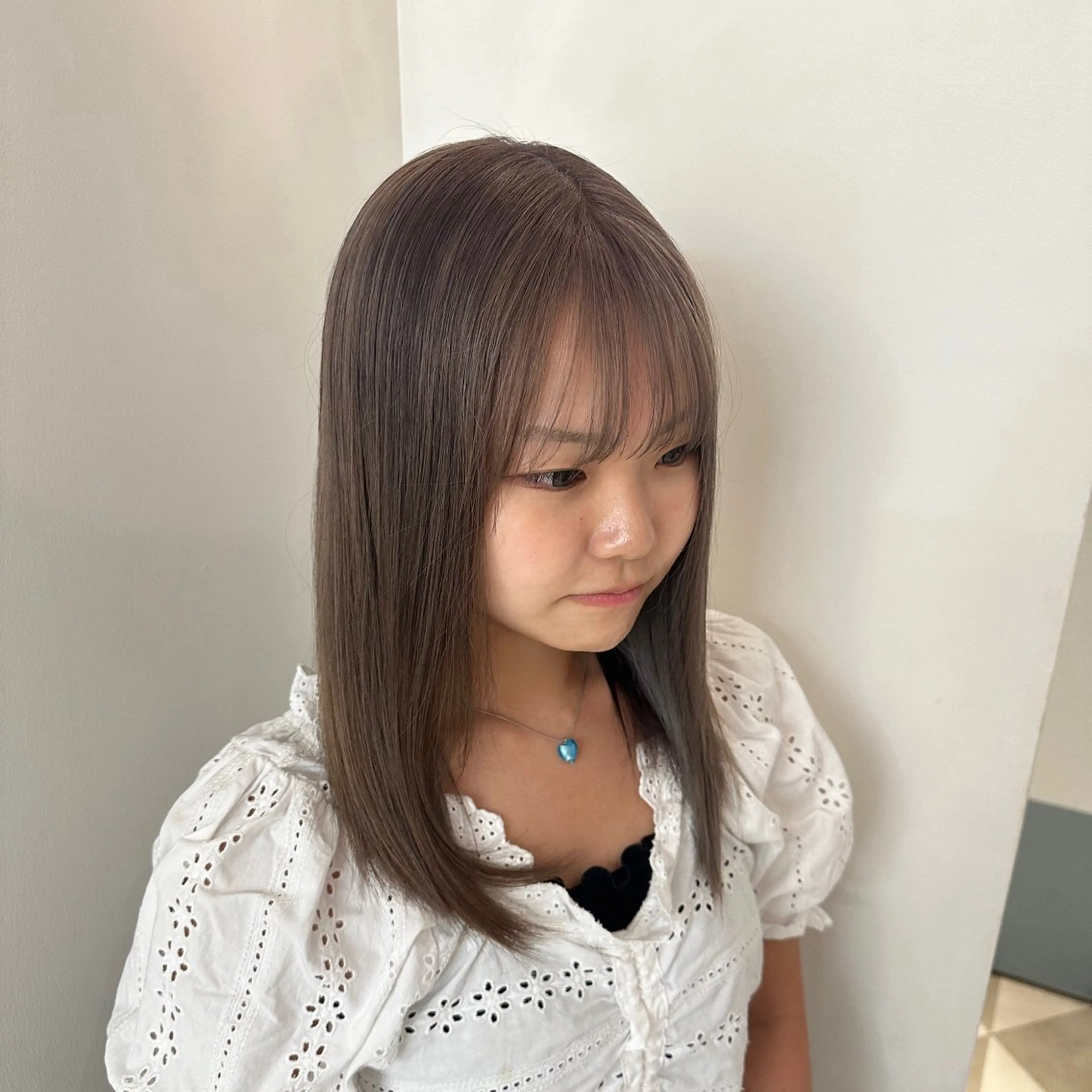 セミロング カラー ブリーチ グレージュ 安丸 結夏のヘアスタイル