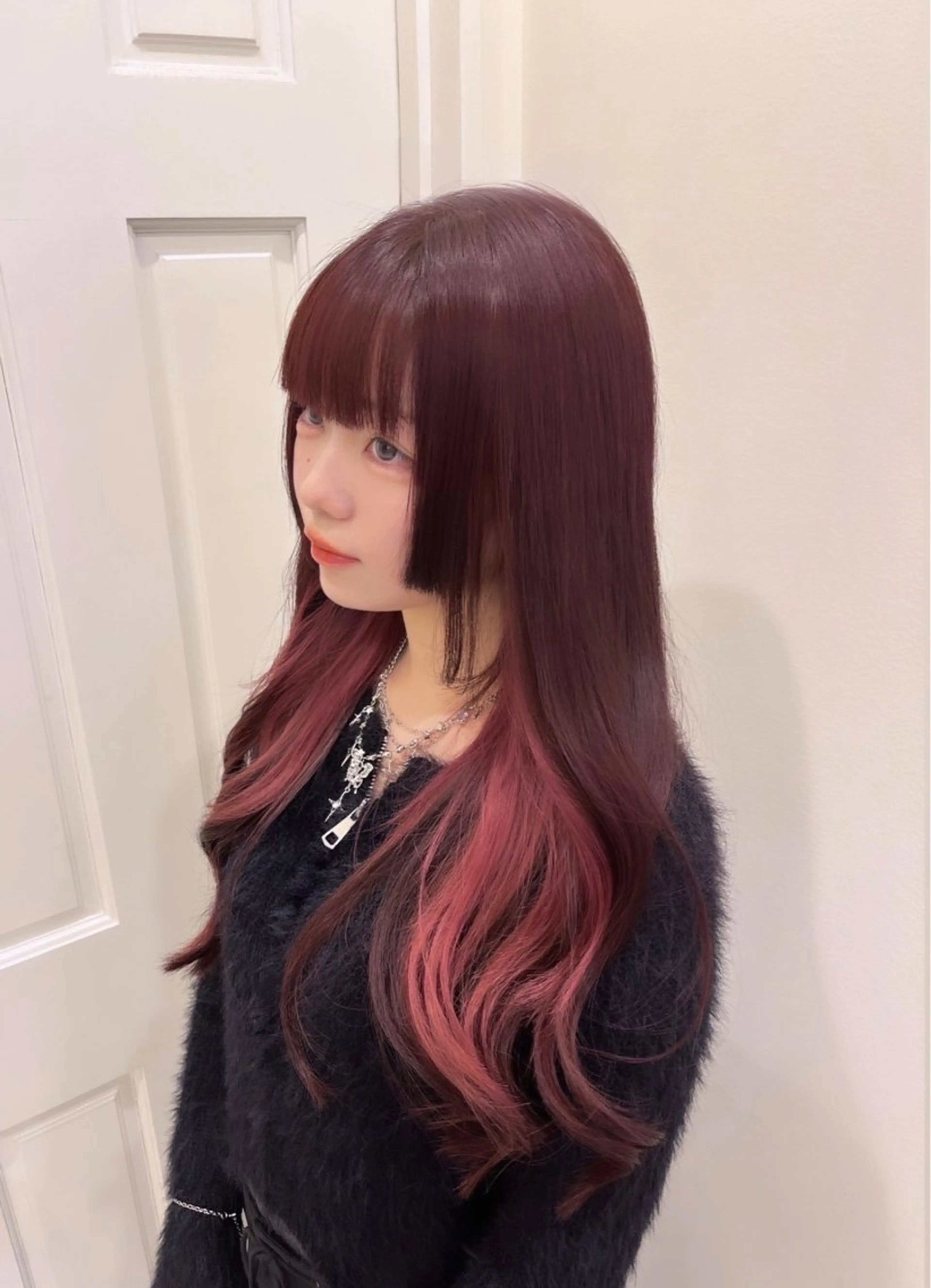 ロング カラー インナーカラー ピンクカラー りく　レイヤーカット ケアブリーチのヘアスタイル