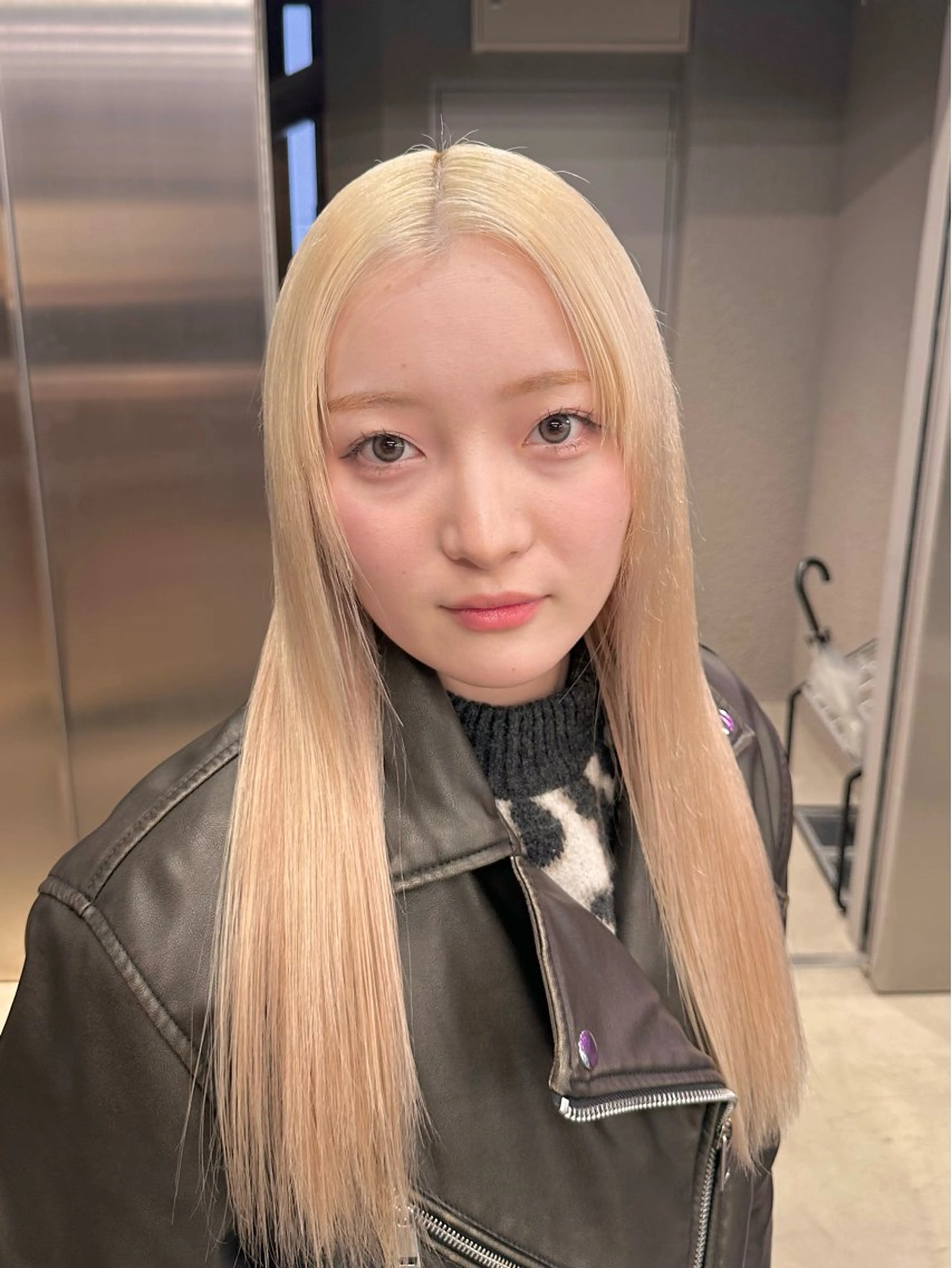 ロング カラー ブロンド ハイトーンカラー ホワイトブロンド ロング ヘアカラー ハイトーン/ ブリーチ/縮毛矯正のヘアスタイル