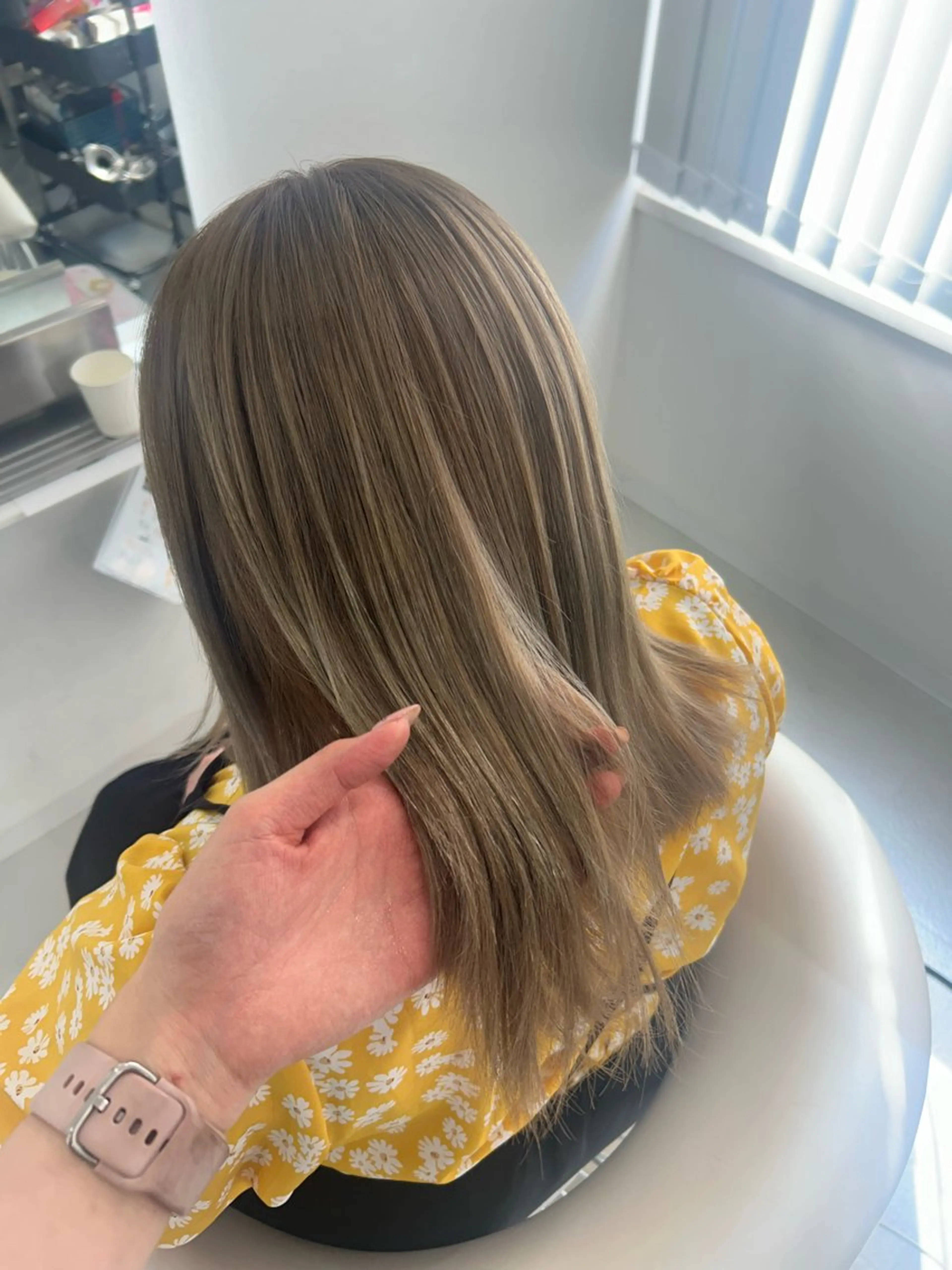 ミディアム あやめ🪽 オリーブ/ハイトーンのヘアスタイル