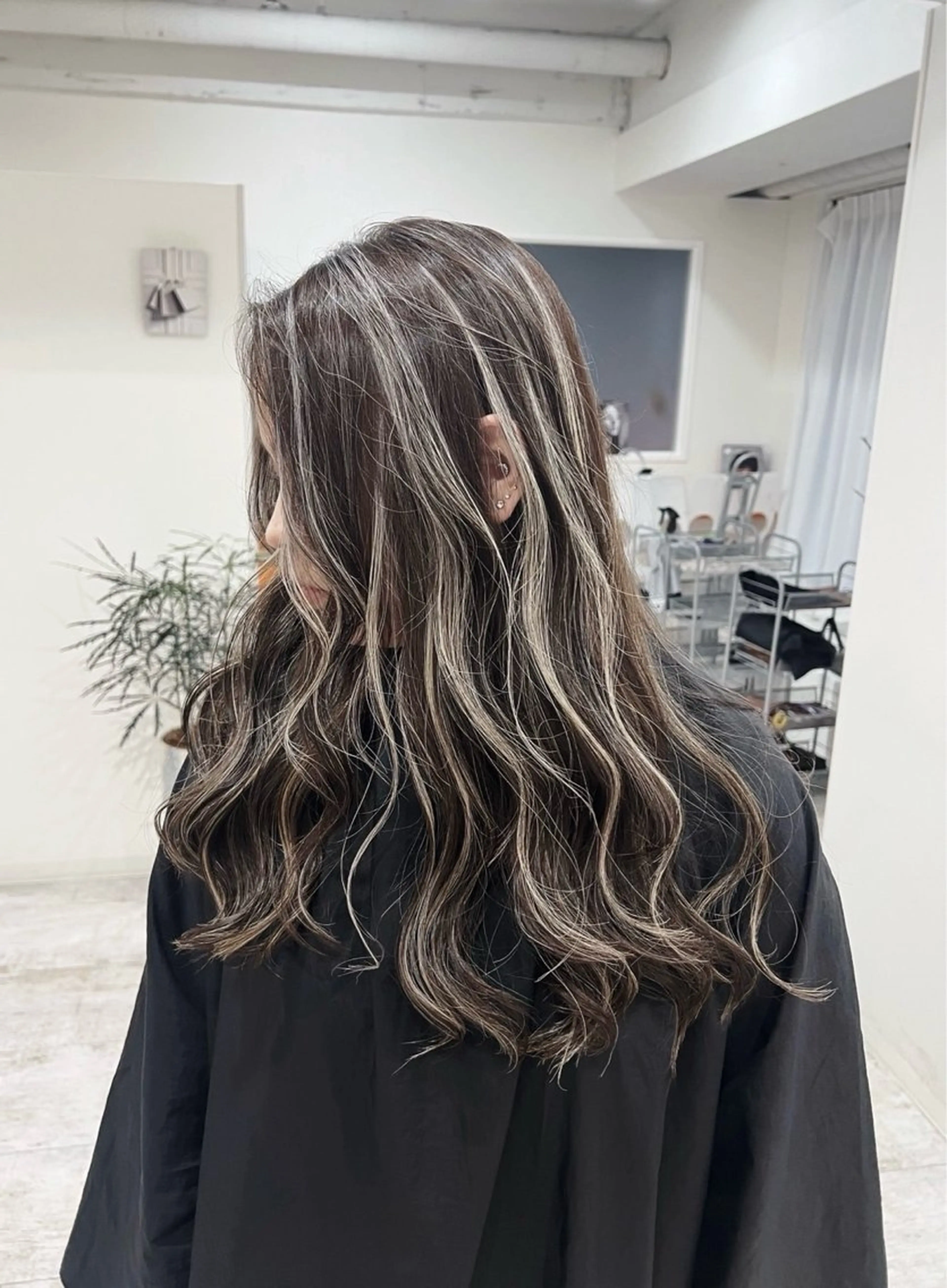 ロング カラー ダークグレー ダークグレージュ グレージュ ハイライトカラー ハイライト ヘアカラー トリートメント 指名数No.1 /NAOYAのヘアスタイル