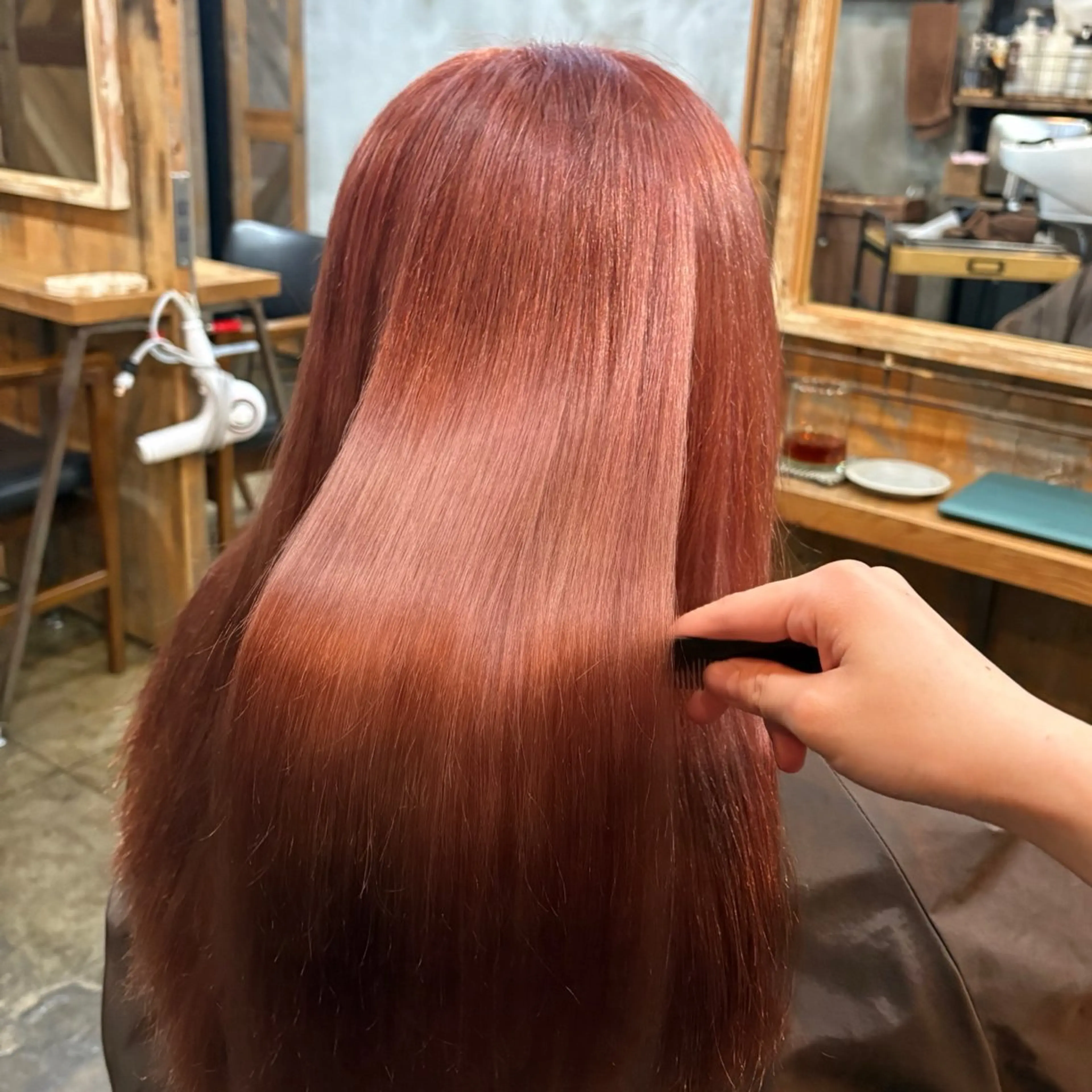 ロング カラー ブリーチ 透明感カラー ダブルカラー ピンクカラー レッドカラー ヘアカラー トリートメント Hina🧵/恵比寿 中目黒/透明感カラーのヘアスタイル
