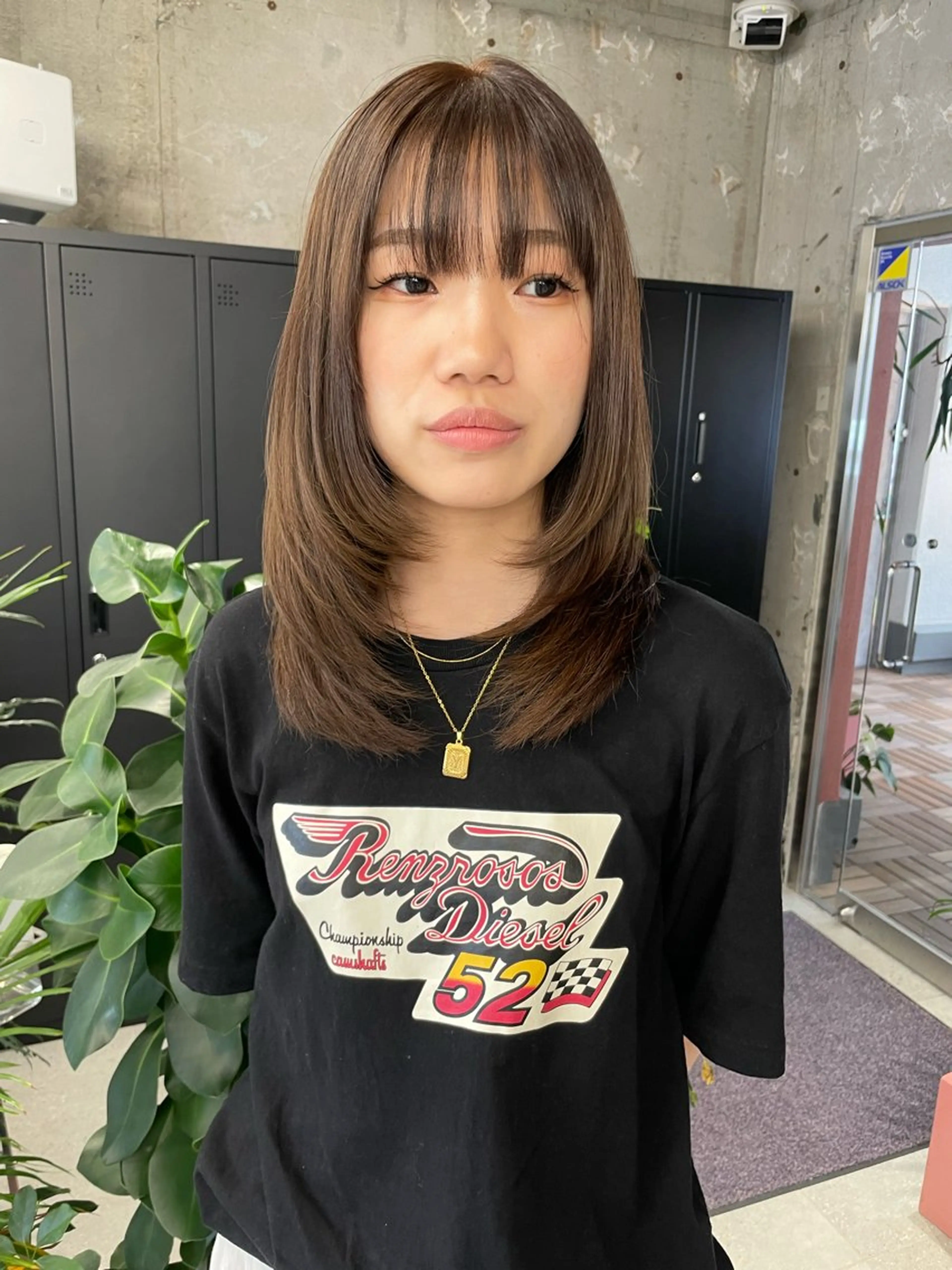 セミロング MIFA レイヤー／パーマのヘアスタイル