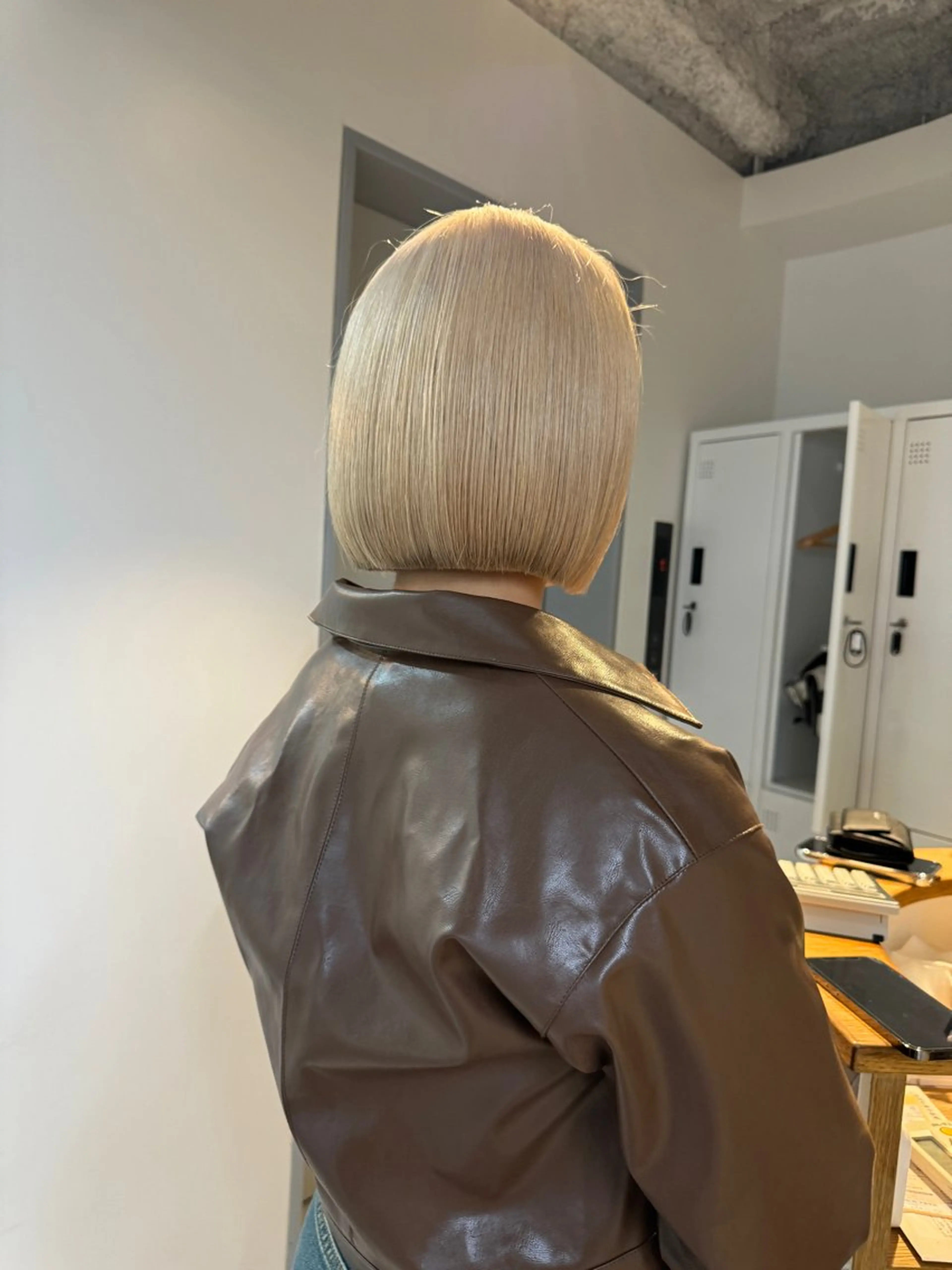 ミディアム カラー 切りっぱなしボブ レイヤー/縮毛矯正のヘアスタイル