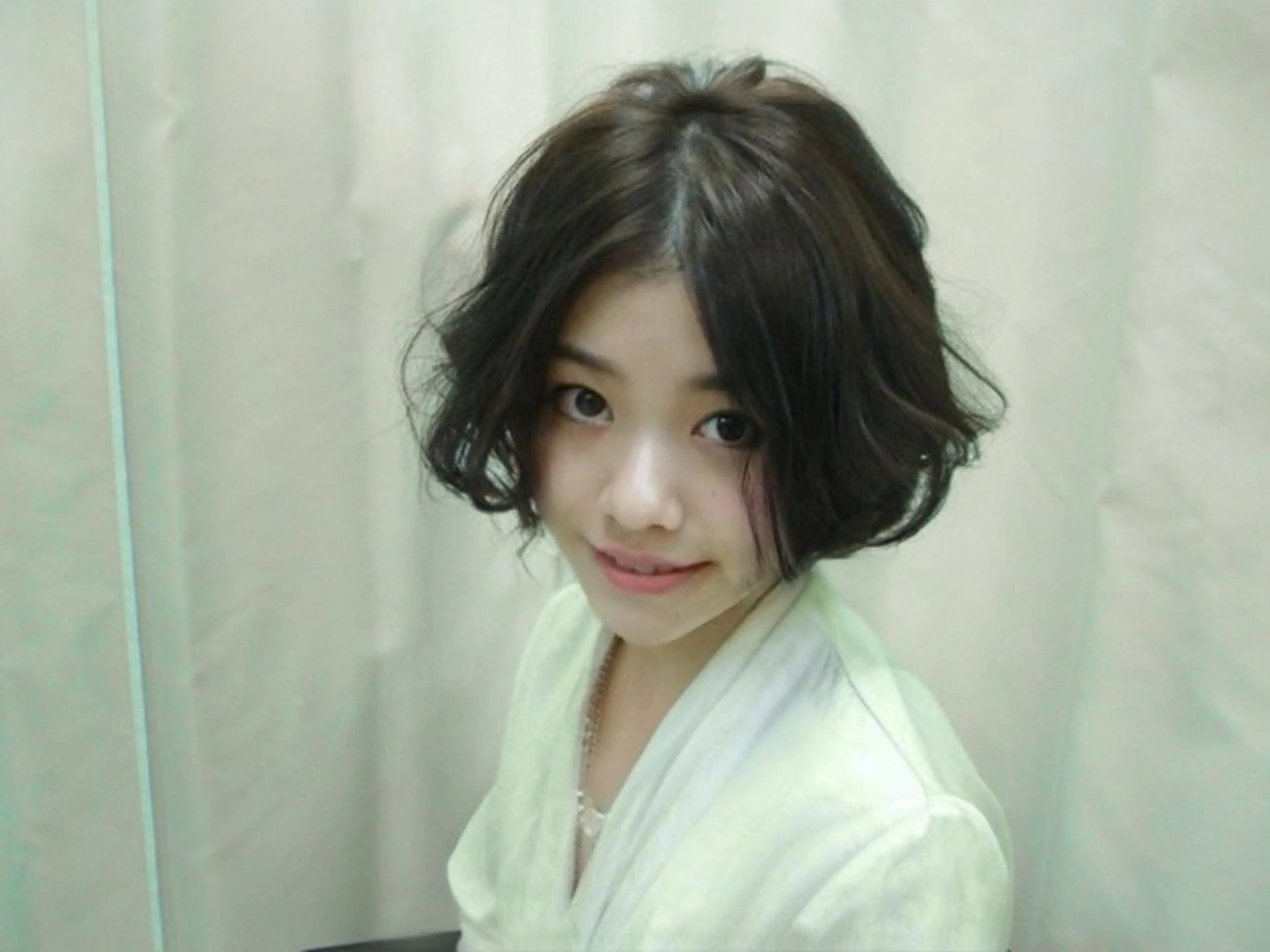 ショート カラー パーマ メンズ センターパート メンズパーマ 波巻きパーマ ブラウンカラー オリーブブラウン au美容室所属・au栄矢場町 水素髪質改善Tのヘアスタイル