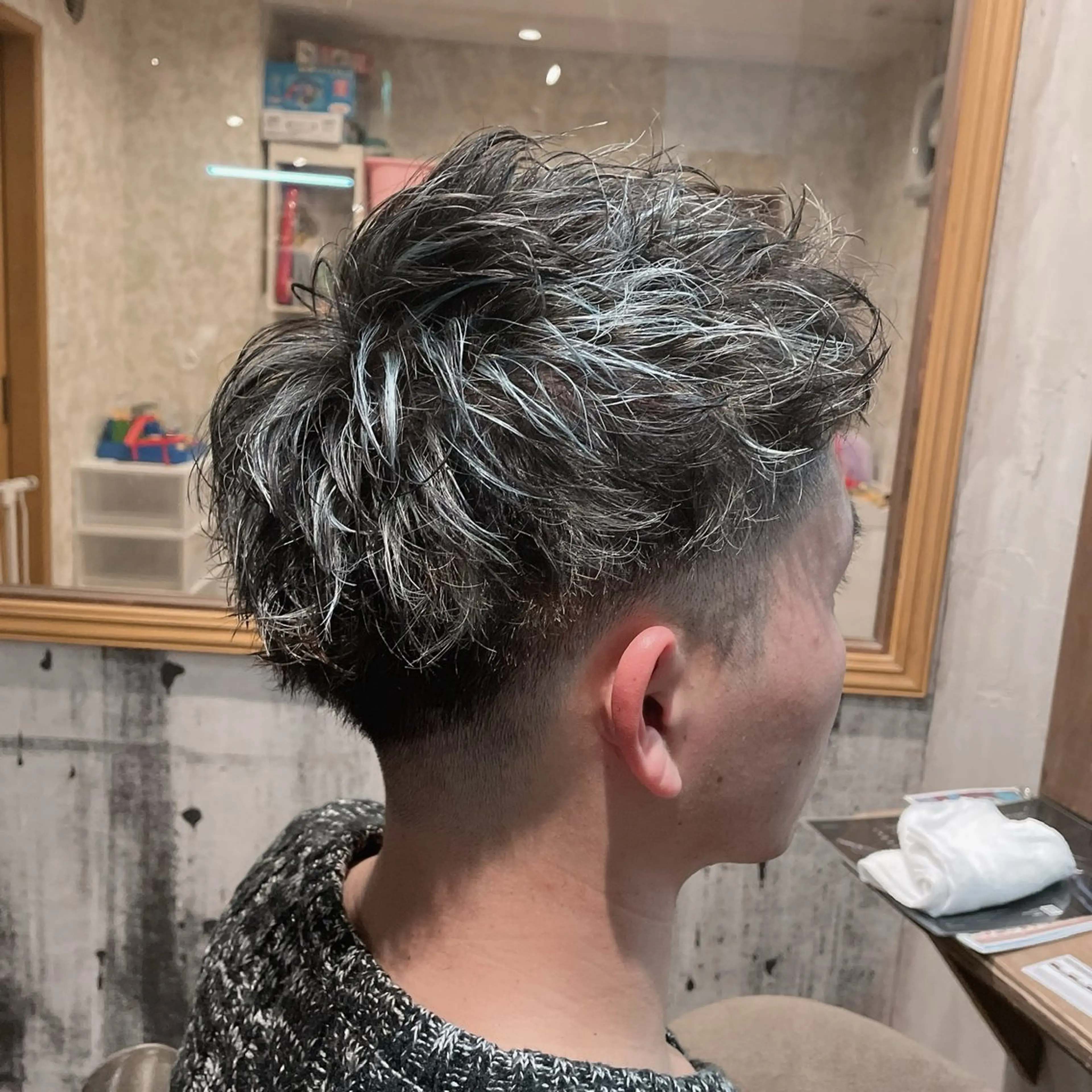 カラー メンズ 韓国風 レイヤーカットのヘアスタイル