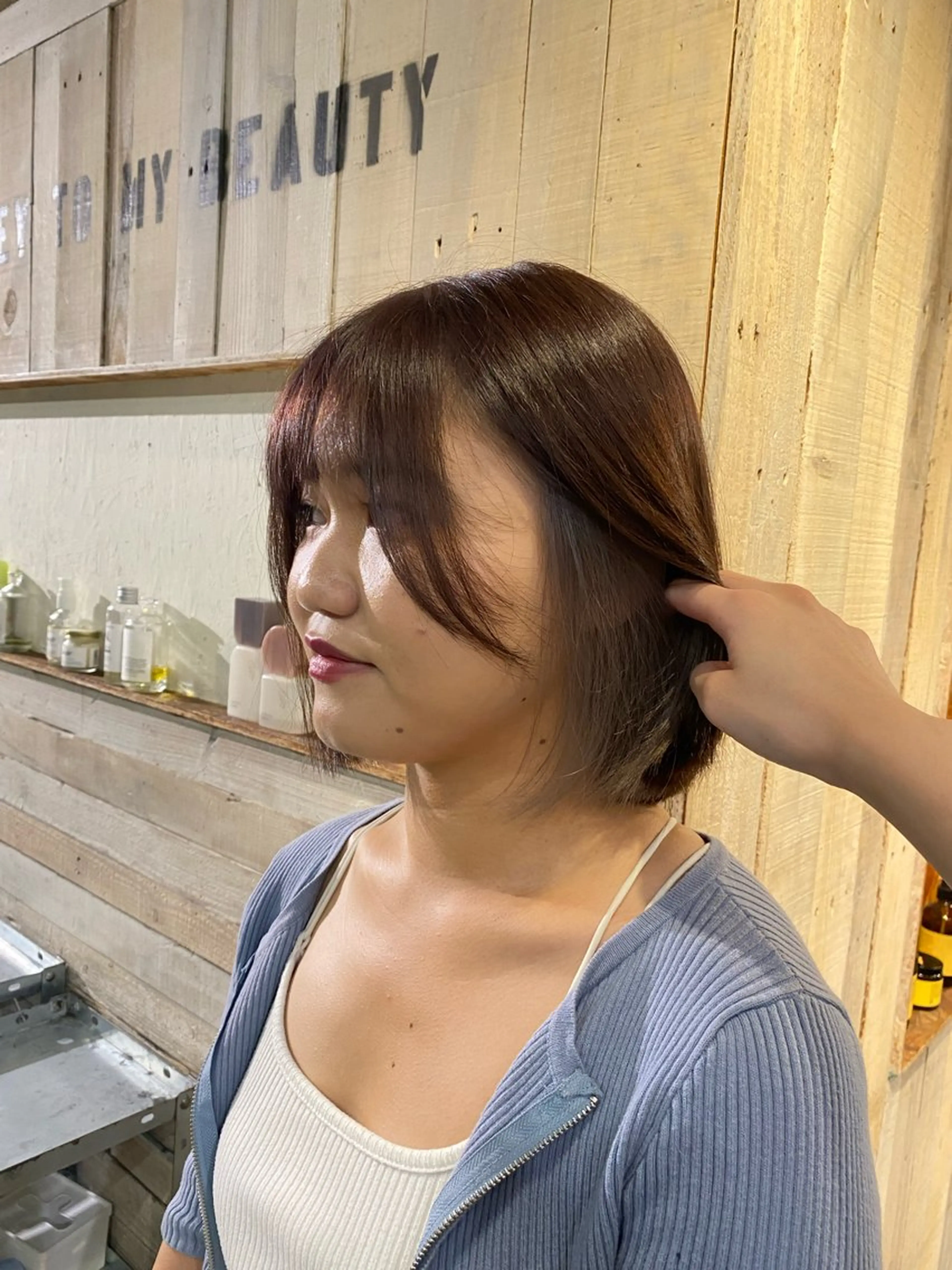 ショート ブリーチカラー/ブロ ンドレイヤーカットのヘアスタイル