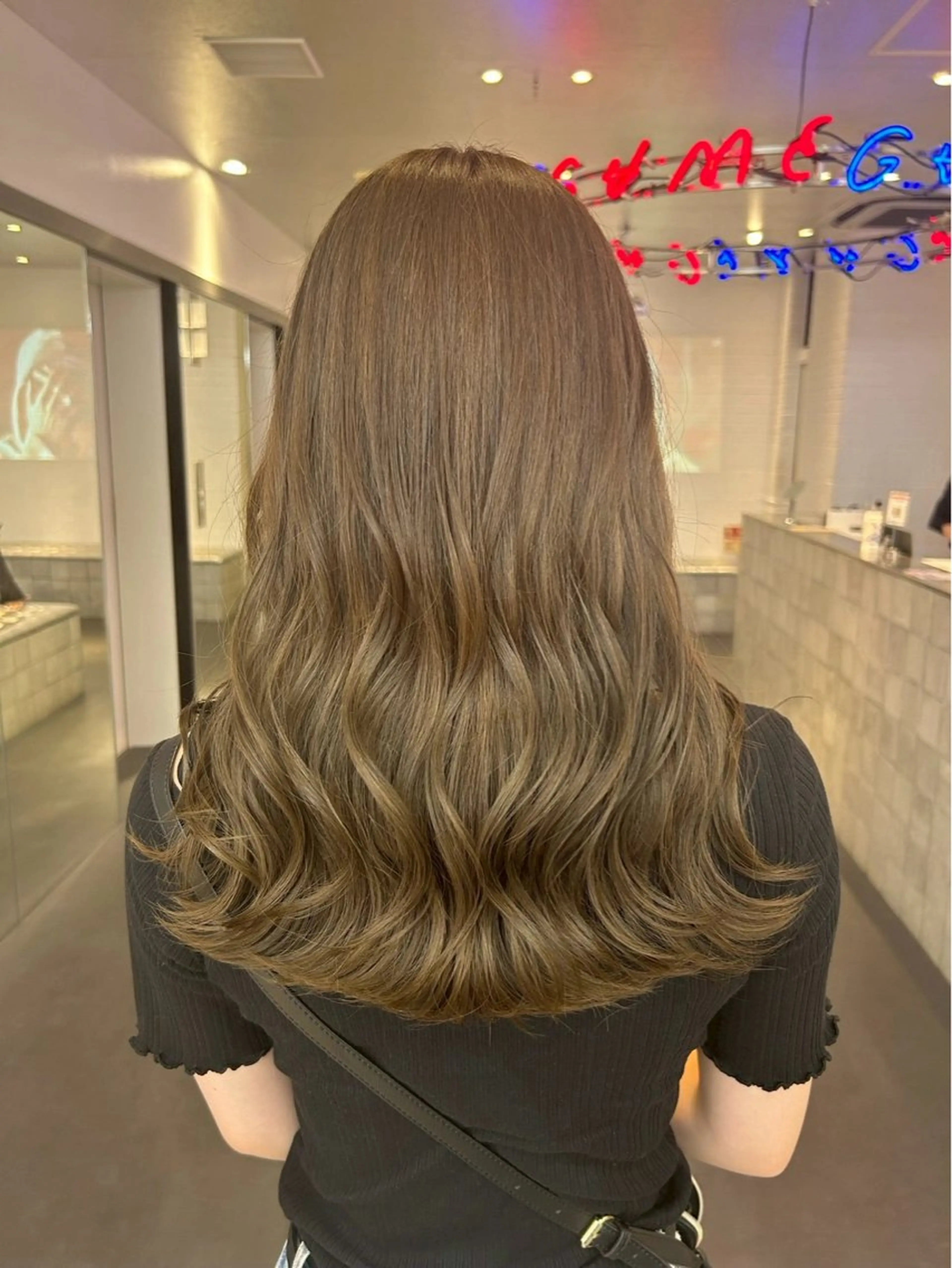 ロング カラー ヘアアレンジ ベージュカラー ミルクティーベージュ ロング 八木ケ谷 澪のヘアスタイル