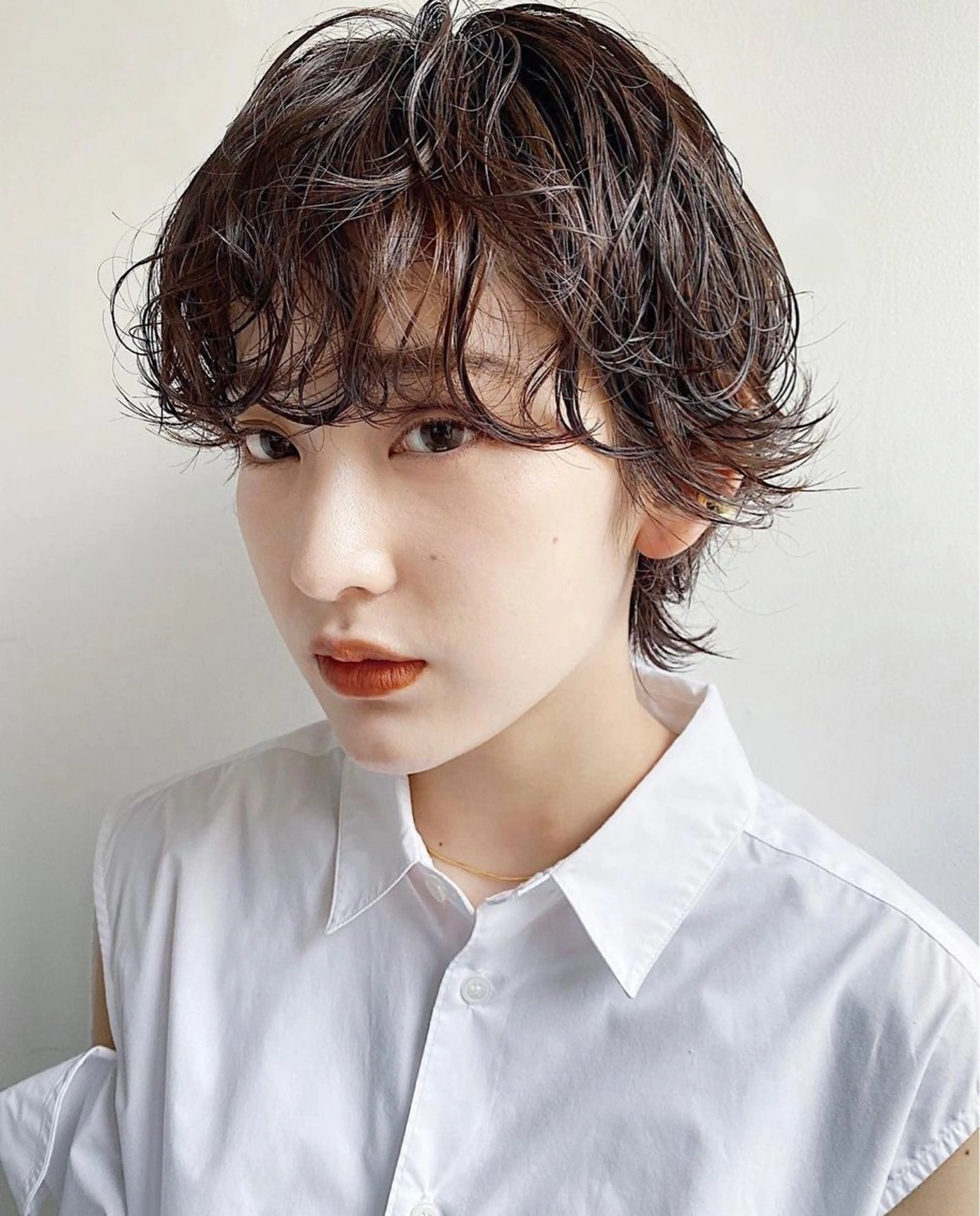 ショート パーマ 曲がる縮毛矯正 センターパートのヘアスタイル