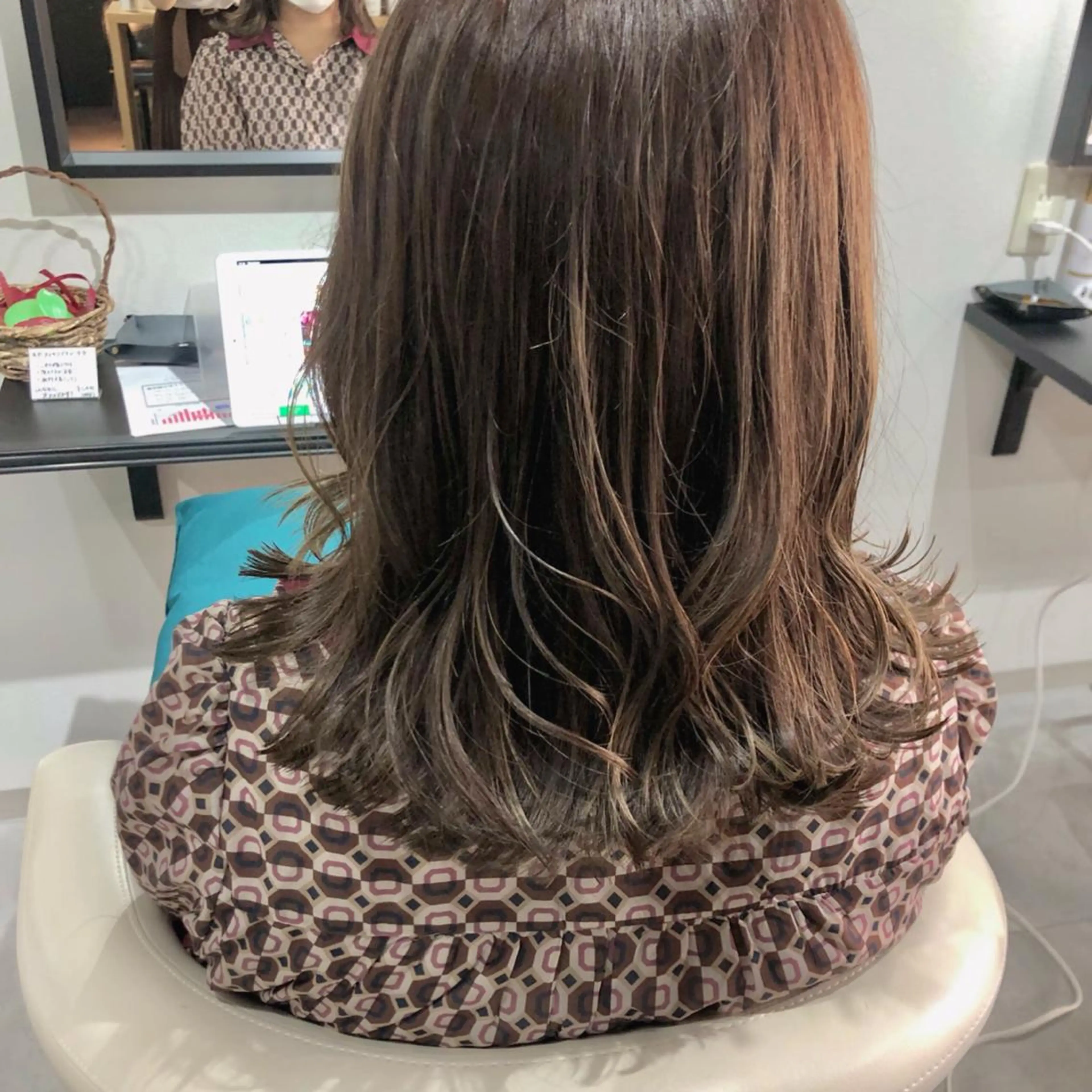ミディアム カラー シェアハピ ヤマモトのヘアスタイル