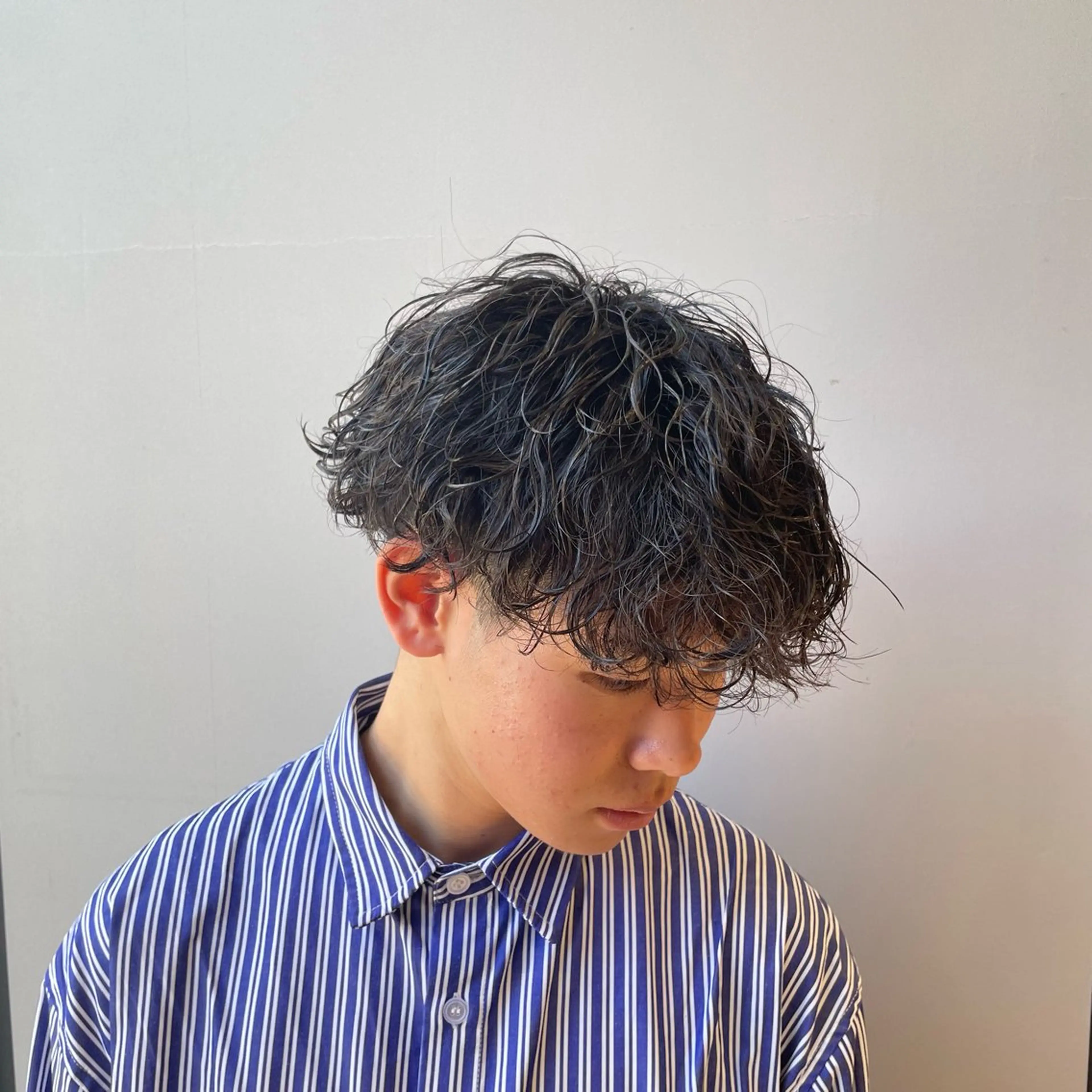 ショート パーマ メンズ メンズハイライト メンズメッシュ メンズパーマ 波巻きパーマ ハイライト カット ヘッドスパ ヘアセット Reginavita栄所属・メンズ特化/矢場町駅 徒歩1分/岡本一真のヘアスタイル