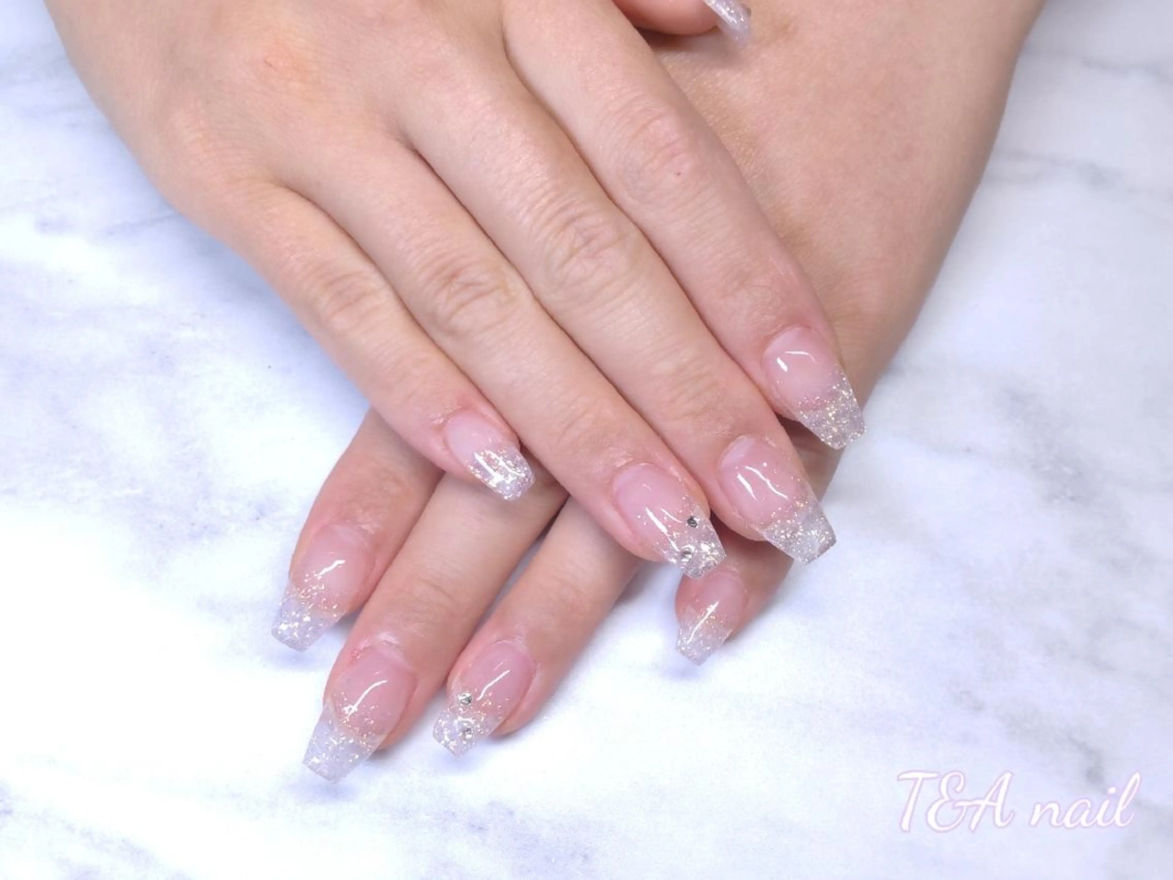 セミロング ネイル 長さ出し ジェルネイル グラデーション キラキラネイル ニュアンスネイル ハンドネイル T&A nailのネイルデザイン