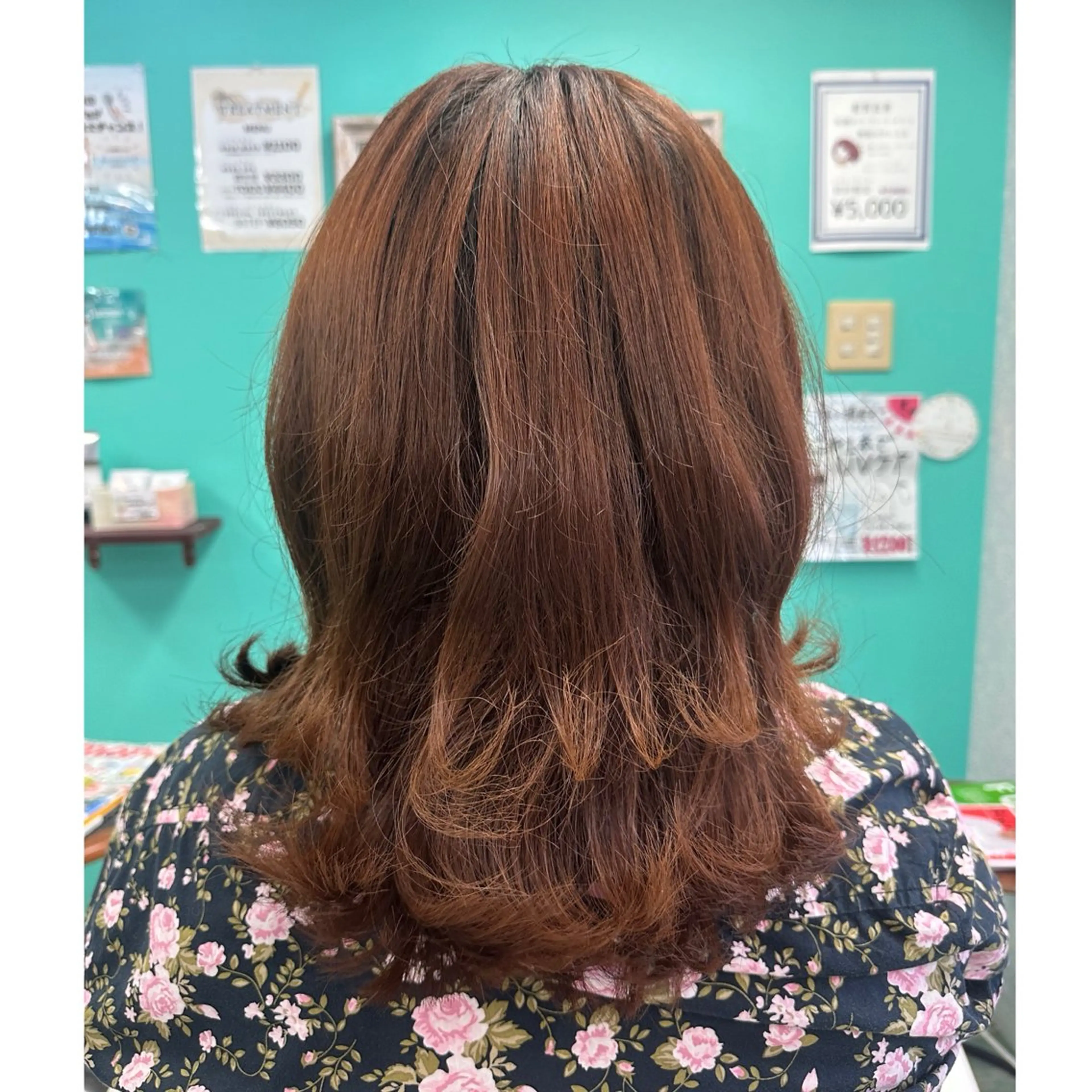 ミディアム 三原 友美のヘアスタイル