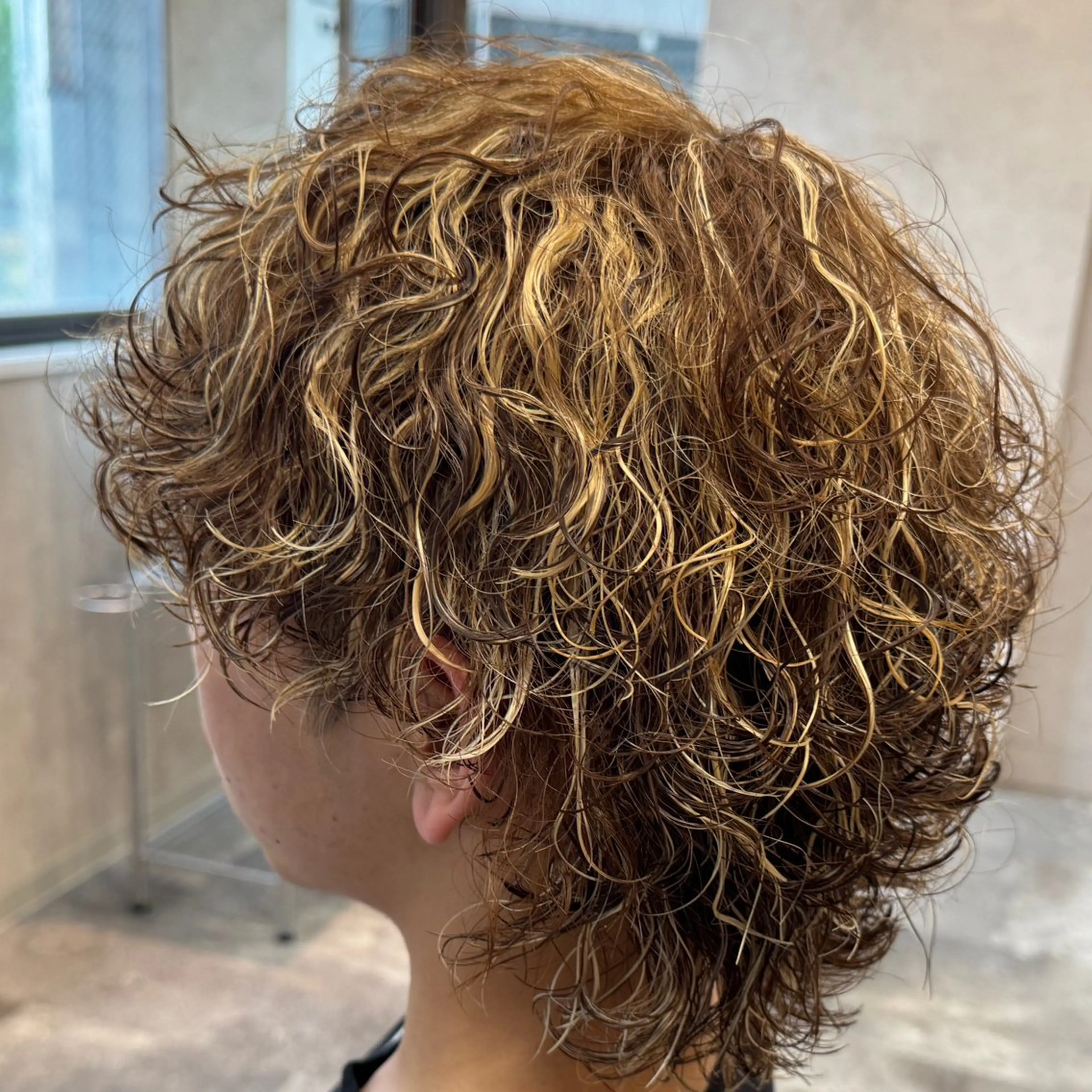 ショート パーマ メンズ メンズブリーチ メンズハイライト メンズメッシュ メンズパーマ プードルパーマ 優太朗/仙台/メンズ /波巻き/ツイスパ/のヘアスタイル