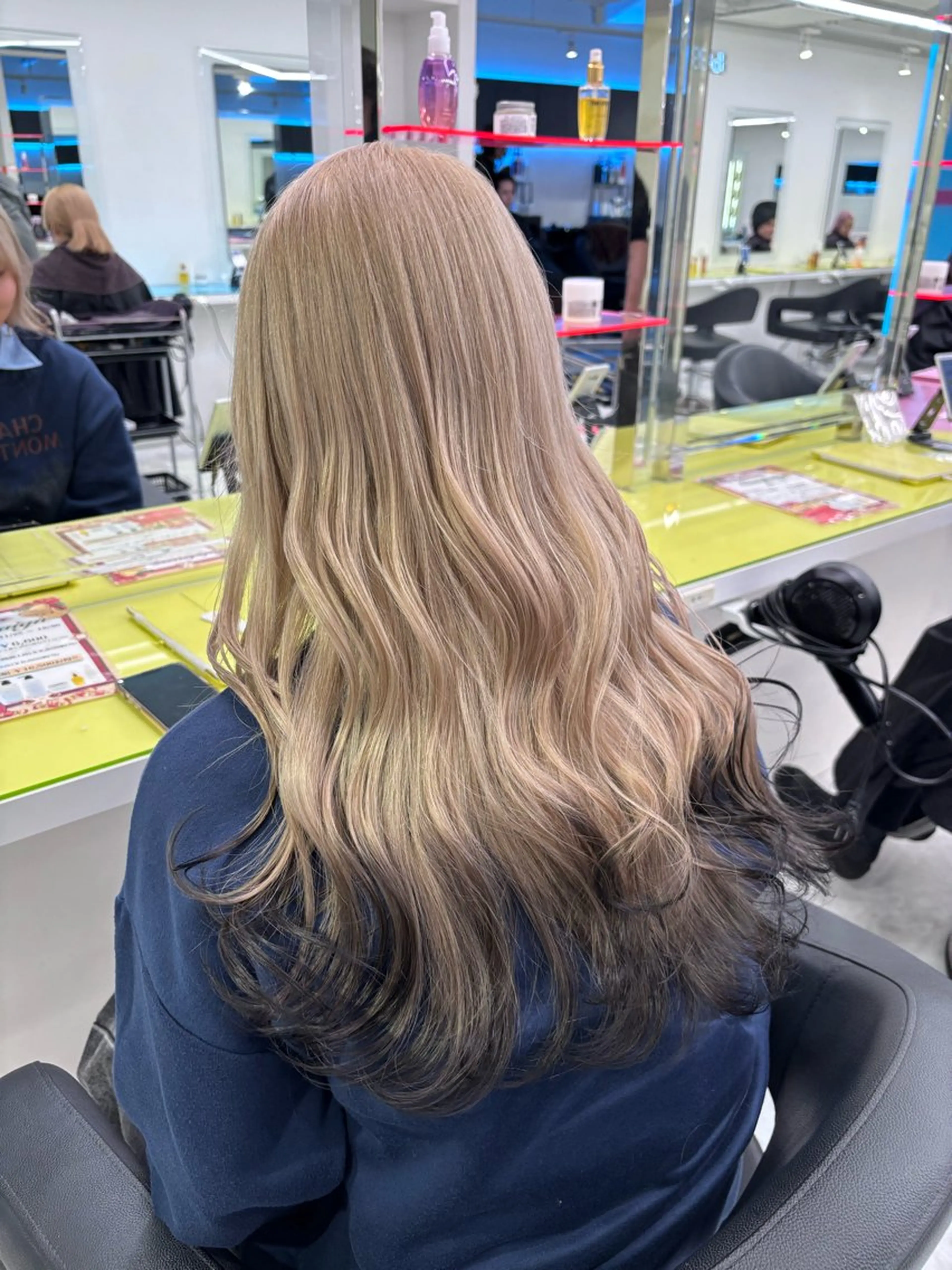 ロング カラー モテ髪ハイトーン🫧 serina🎀池袋のヘアスタイル