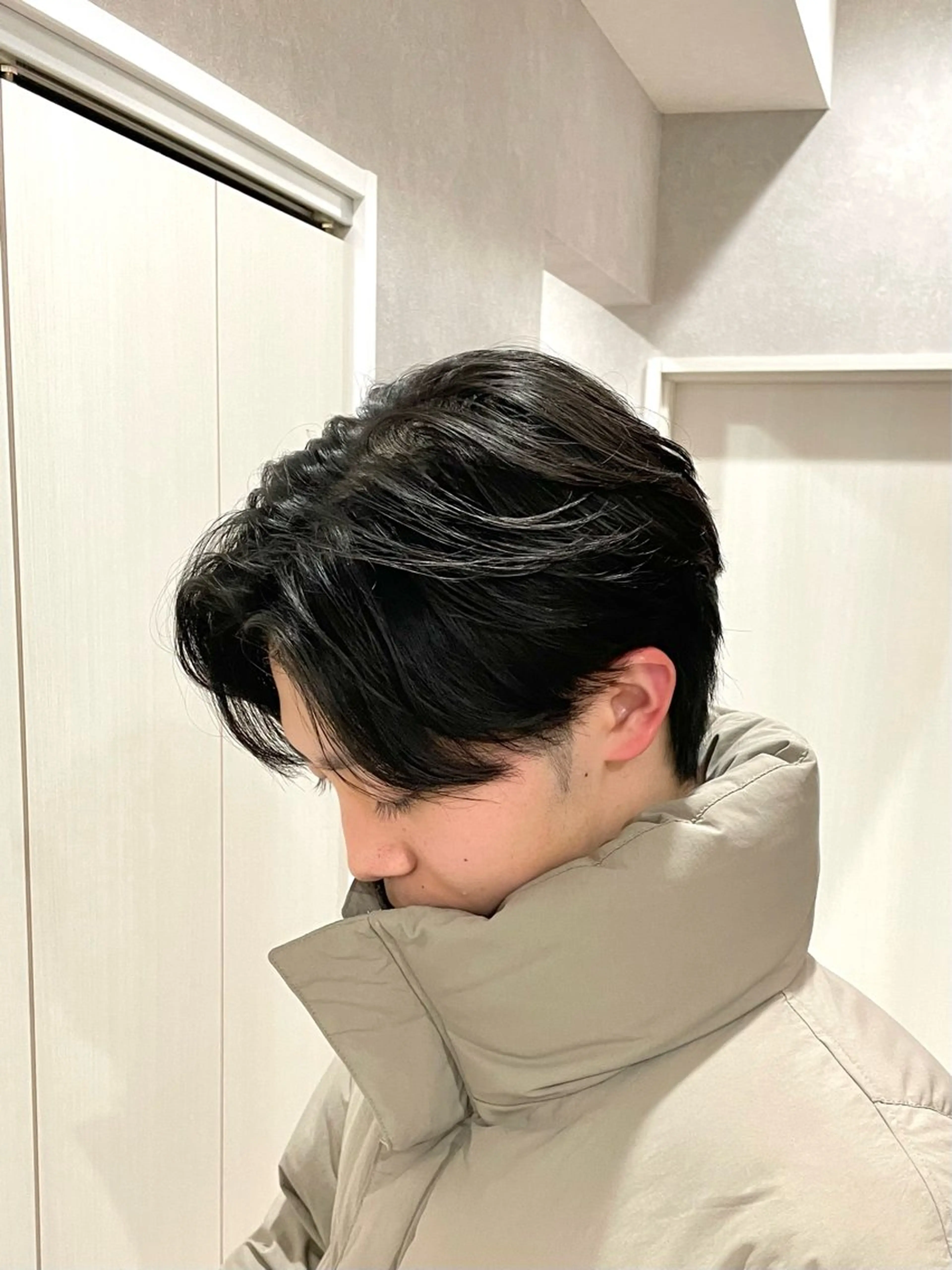 ショート カラー パーマ メンズ センターパート カルマパーマ マッシュ メンズパーマ 刈り上げ 【東北メンズヘア1 位受賞🥇】本間祐太のヘアスタイル