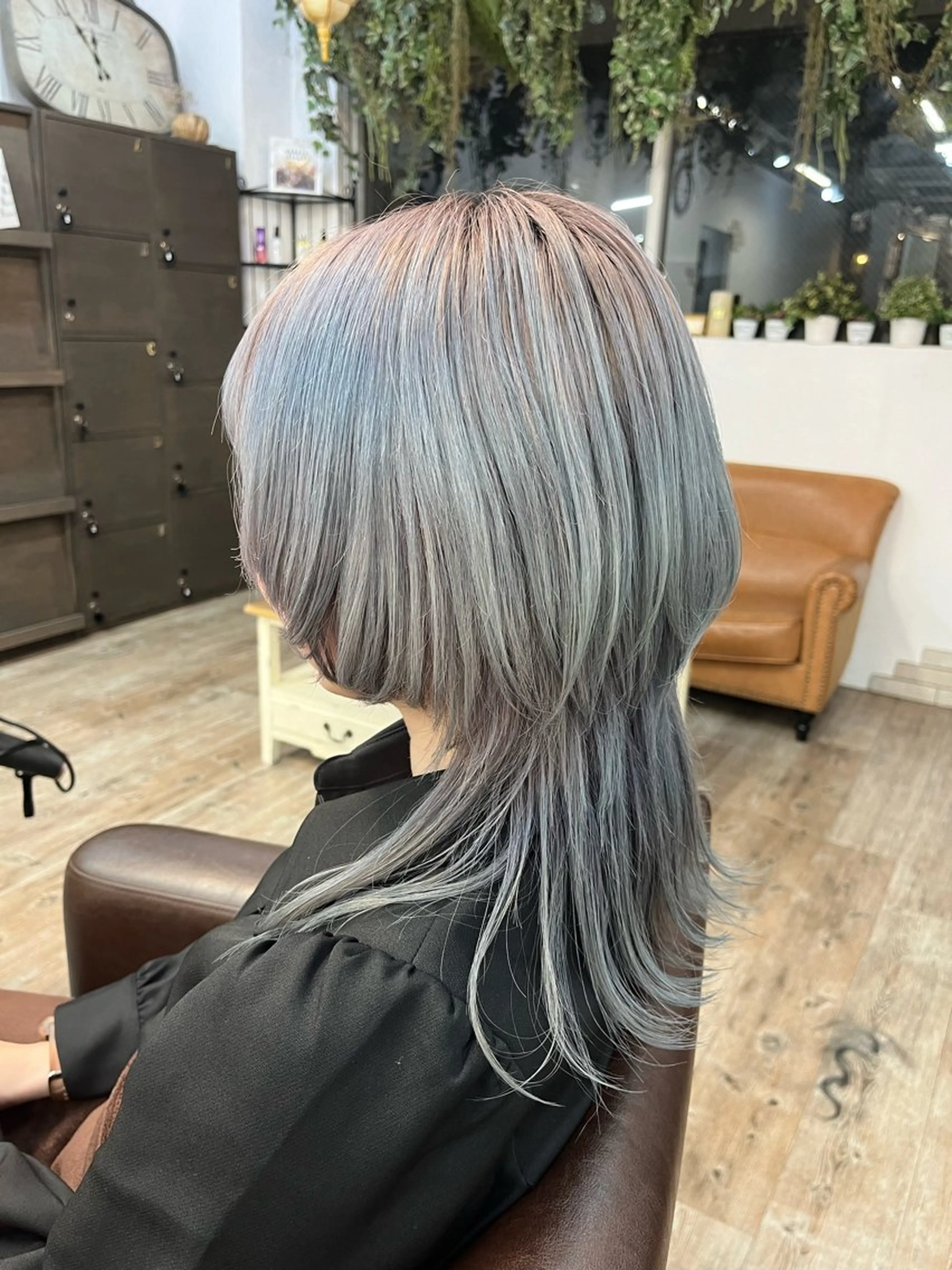 ミディアム ウルフカット YUZUKI/艶カラ ー/丸みショートのヘアスタイル