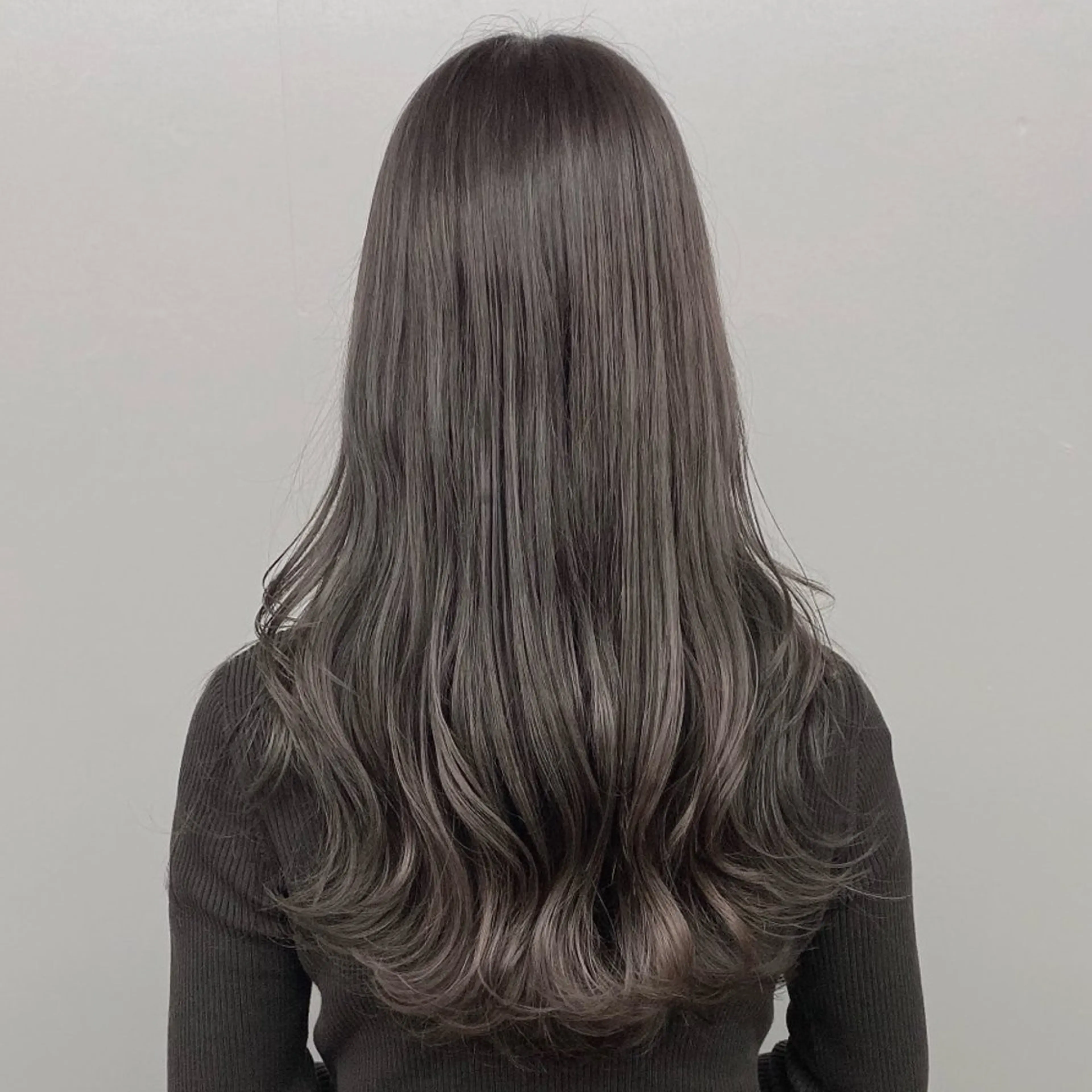 ロング アッシュ アッシュグレー ヘアカラー トリートメント グレージュ 透明感 ブリーチなし田島晃汰のヘアスタイル