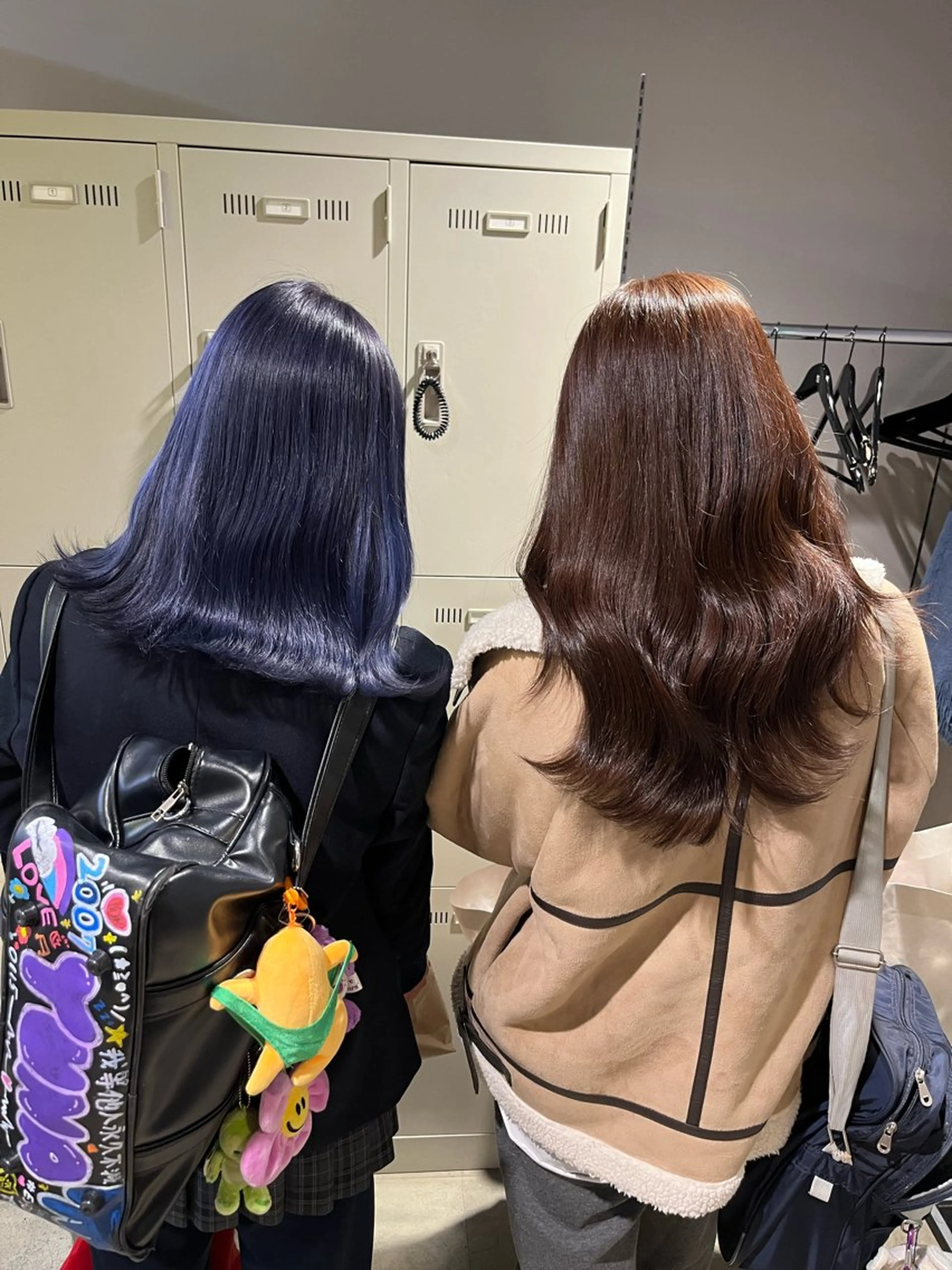 セミロング 寒色＆ブリーチ特化 寒色MiOのヘアスタイル