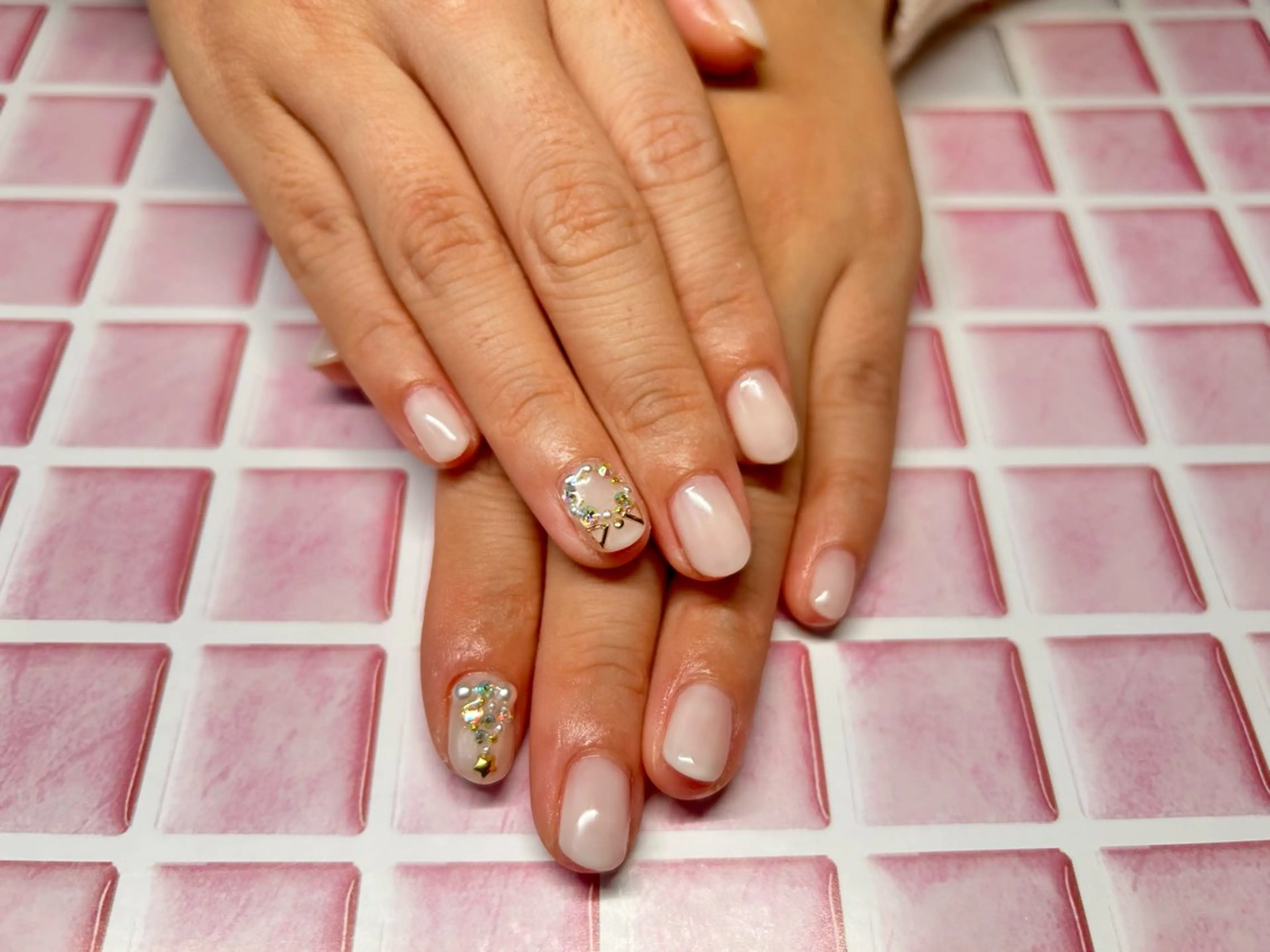 ネイル ワンカラーネイル ストーンネイル ハンドネイル Lisa’s Salonのネイルデザイン