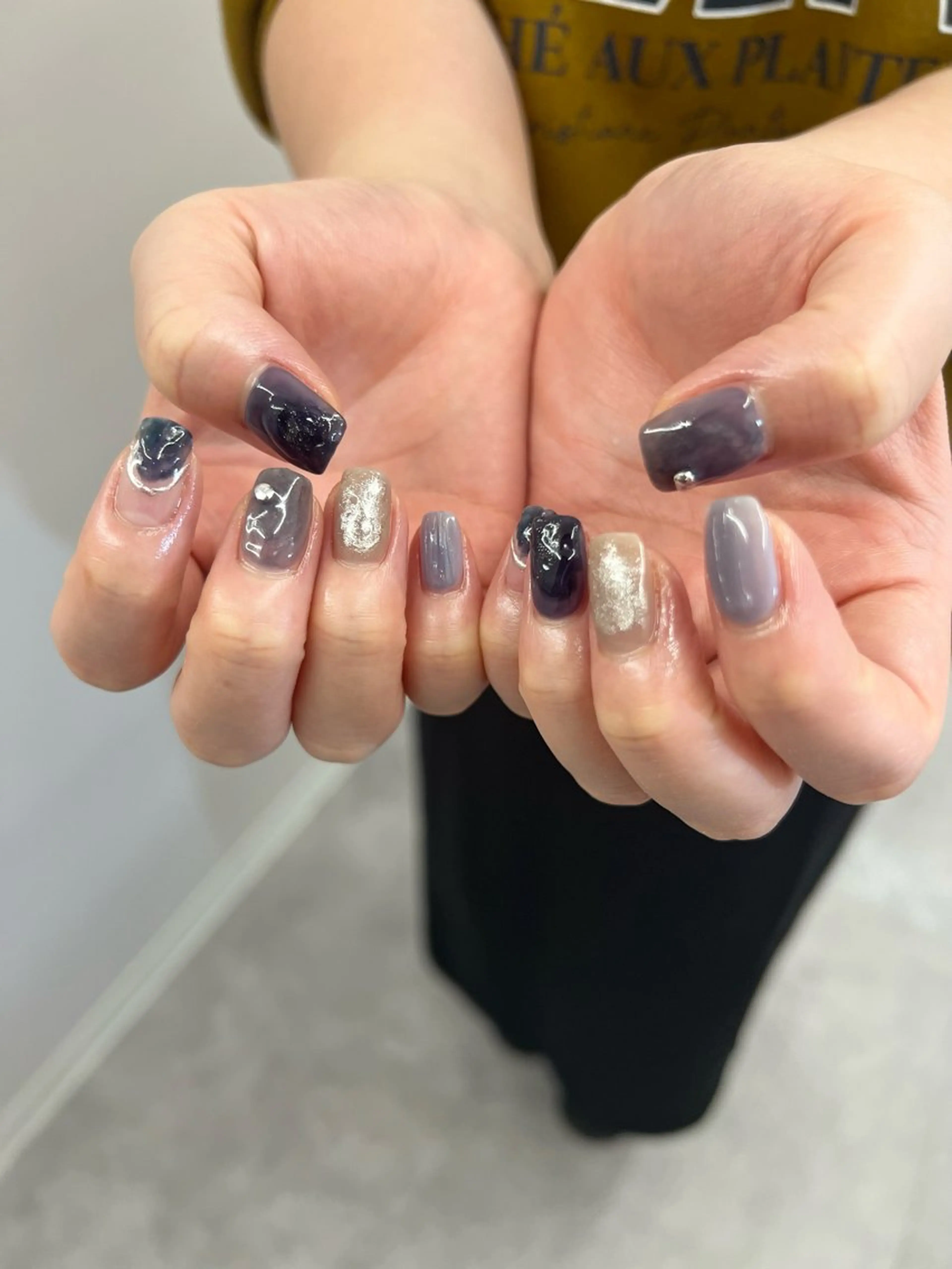 ネイル ジェルネイル 韓国ネイル マグネットネイル ネイビー ニュアンスネイル ハンドネイル ハンドケア Bana_ Nailのネイルデザイン