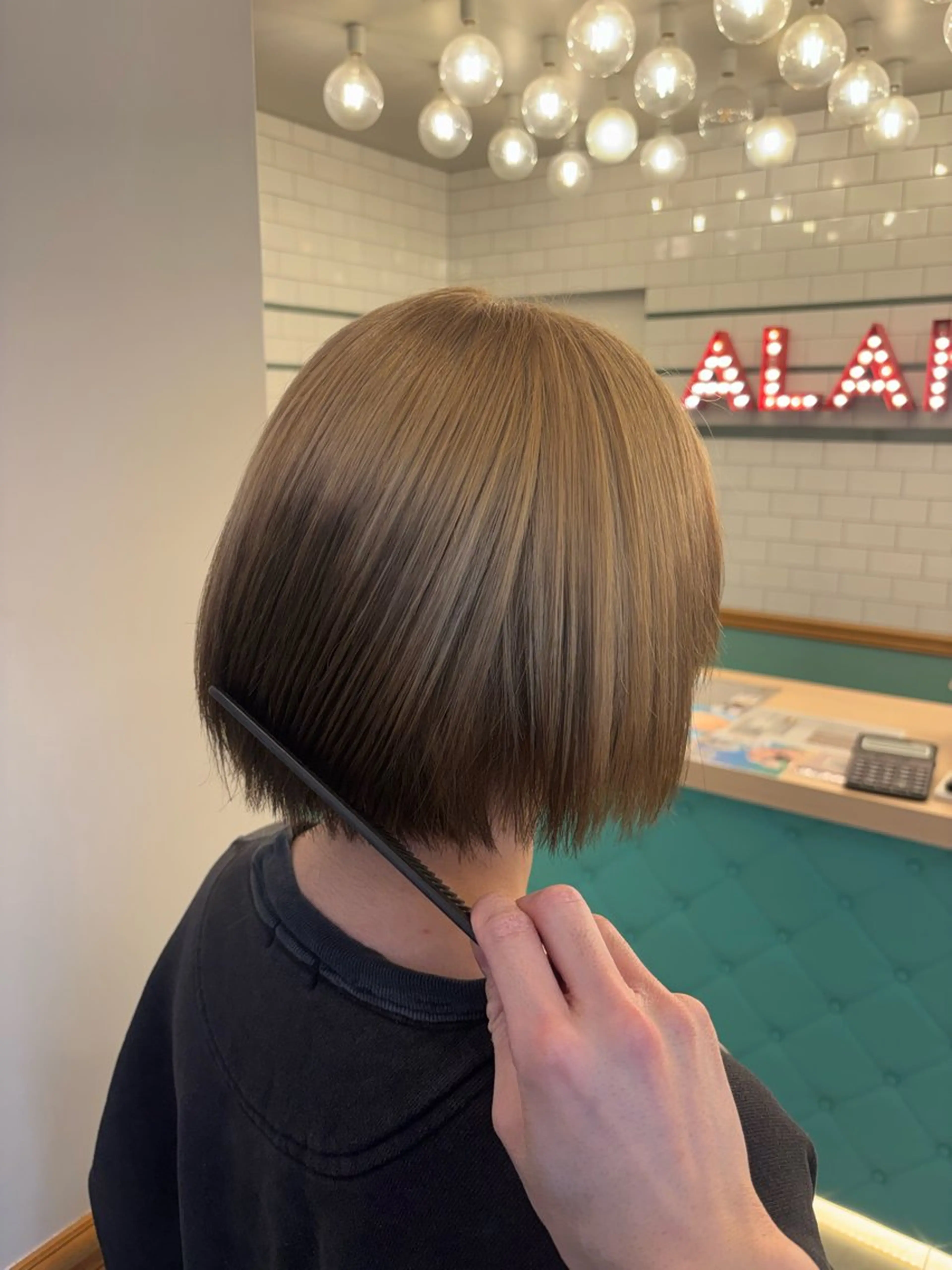 ショート カラー カット ヘアカラー 🩶ハイトーン /レイヤーはちすのヘアスタイル