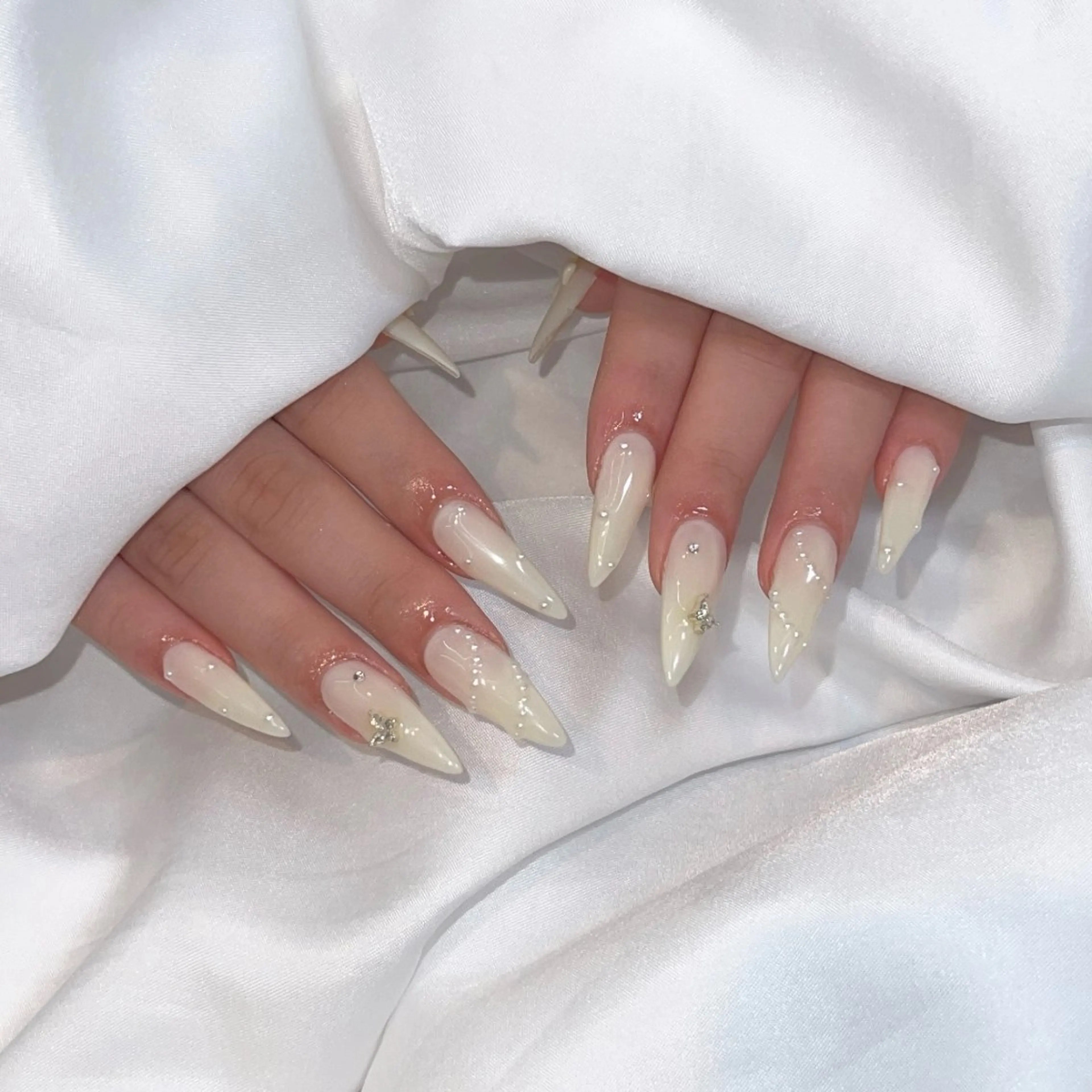 ネイル ホワイト ハンドネイル E 大和八木/ airiのネイルデザイン