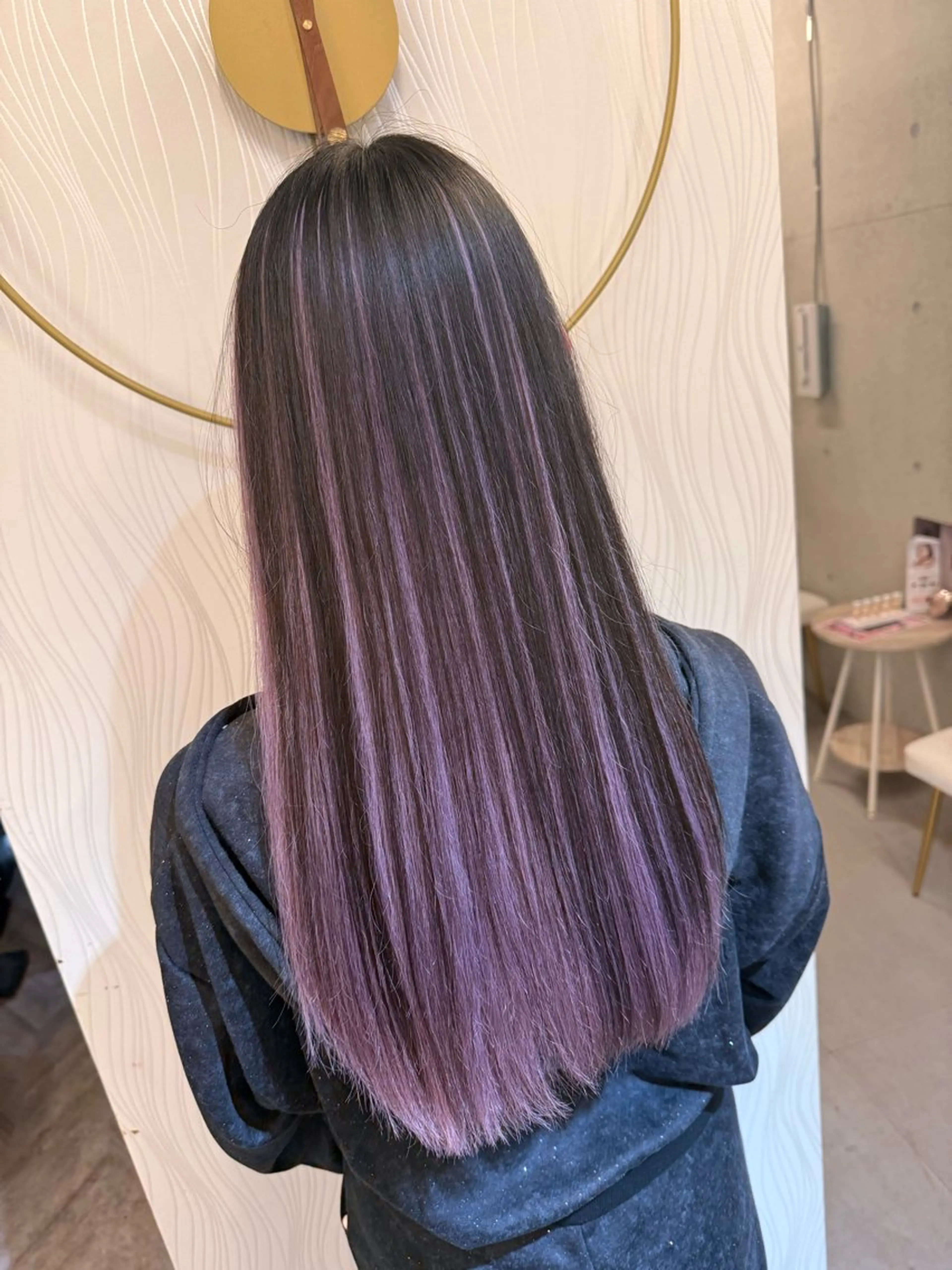 ロング カラー ブリーチ ヘアカラー トリートメント RINA .のヘアスタイル