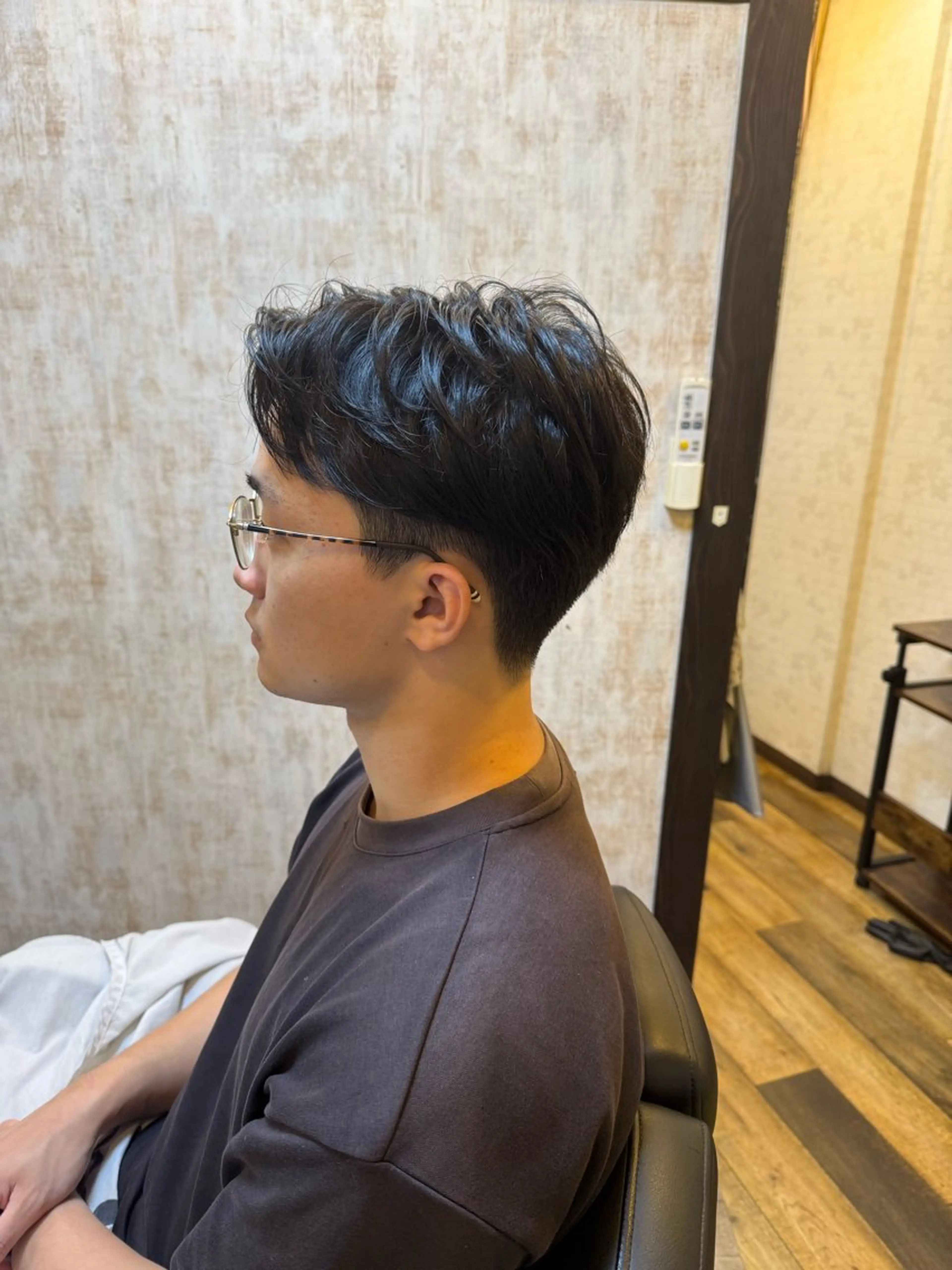 メンズ センターパート 刈り上げ カット 橋本 羽玖のヘアスタイル