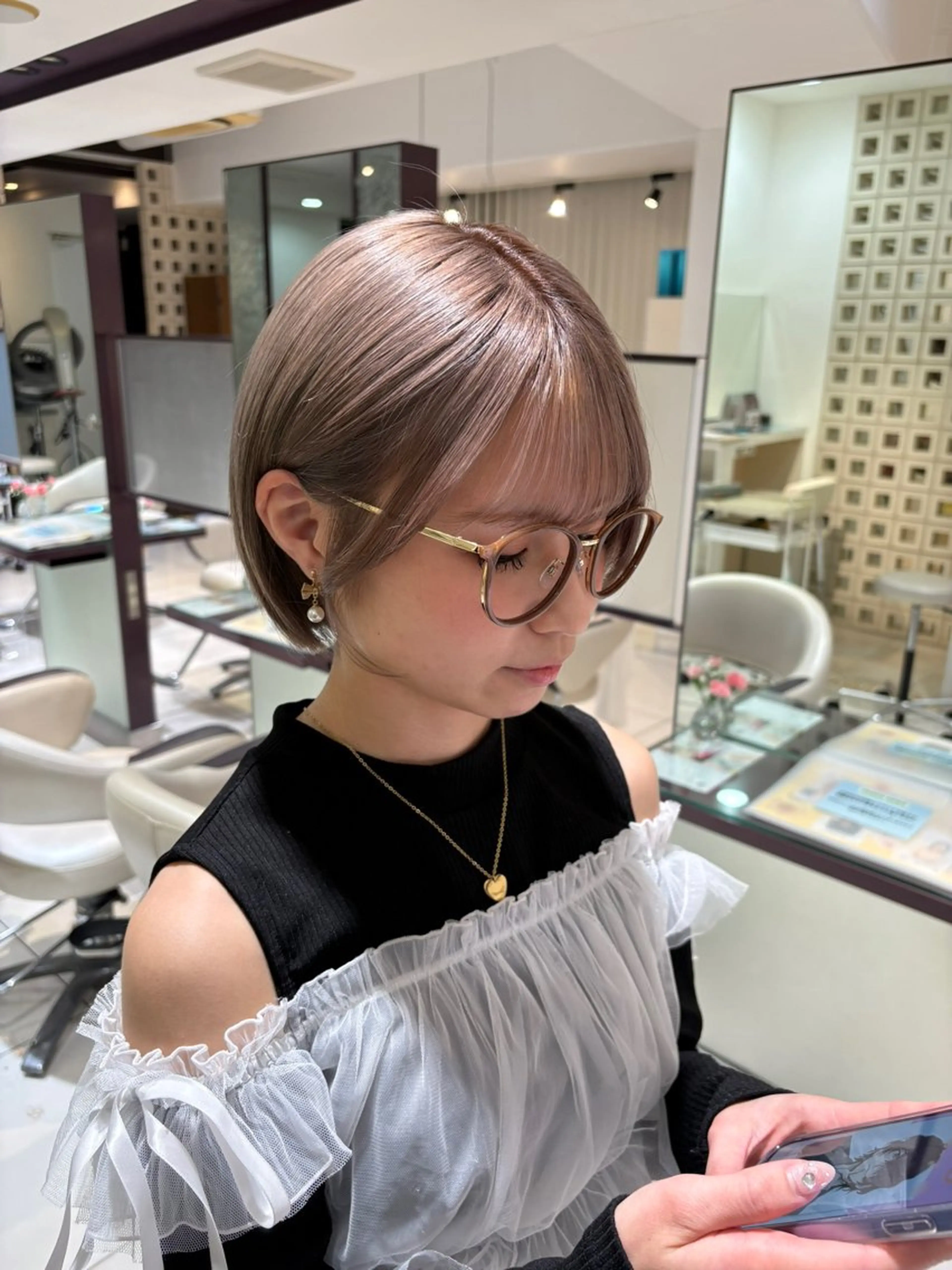 ショート カラー ベージュカラー ミルクティーベージュ まるやま ひなこ/艶髪カラーのヘアスタイル