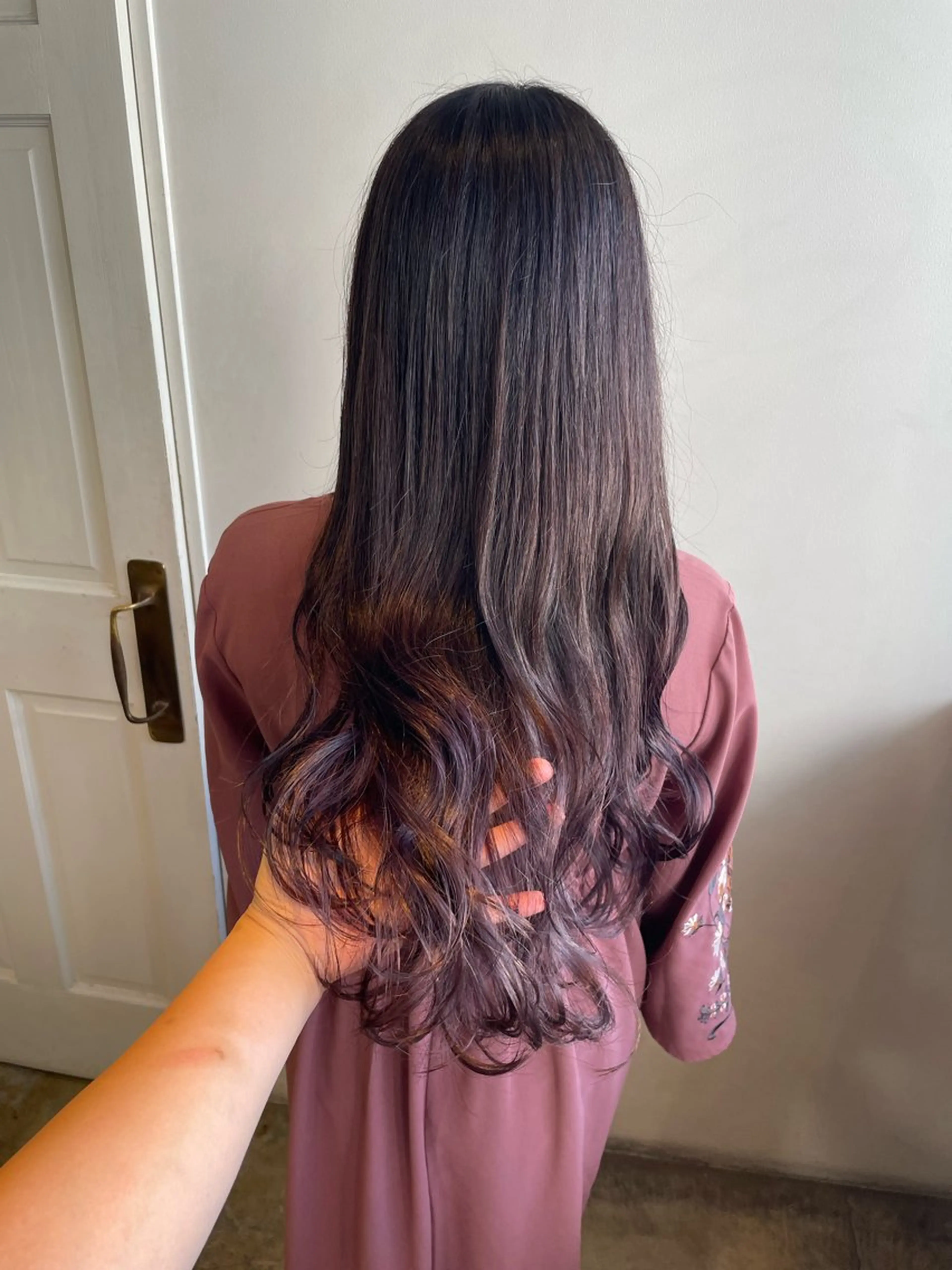 ロング カラー ブリーチ グラデーションカラー ラベンダーカラー カット ヘアカラー トリートメント MIOベージュカラー 柔らかいカラーのヘアスタイル