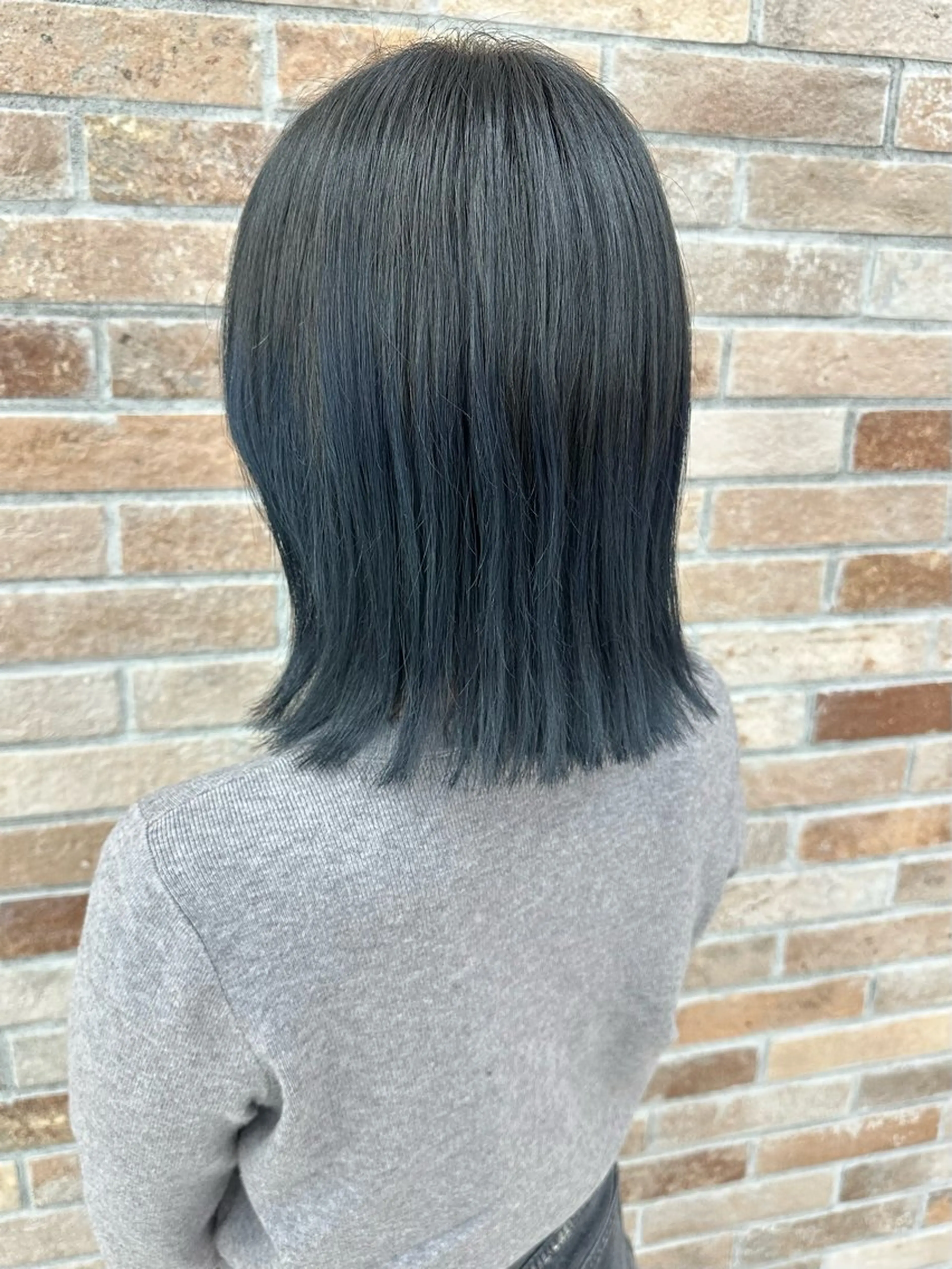 ミディアム カラー 黒髪 ブリーチ ブルーカラー ブルーブラック 齋藤 らいのヘアスタイル