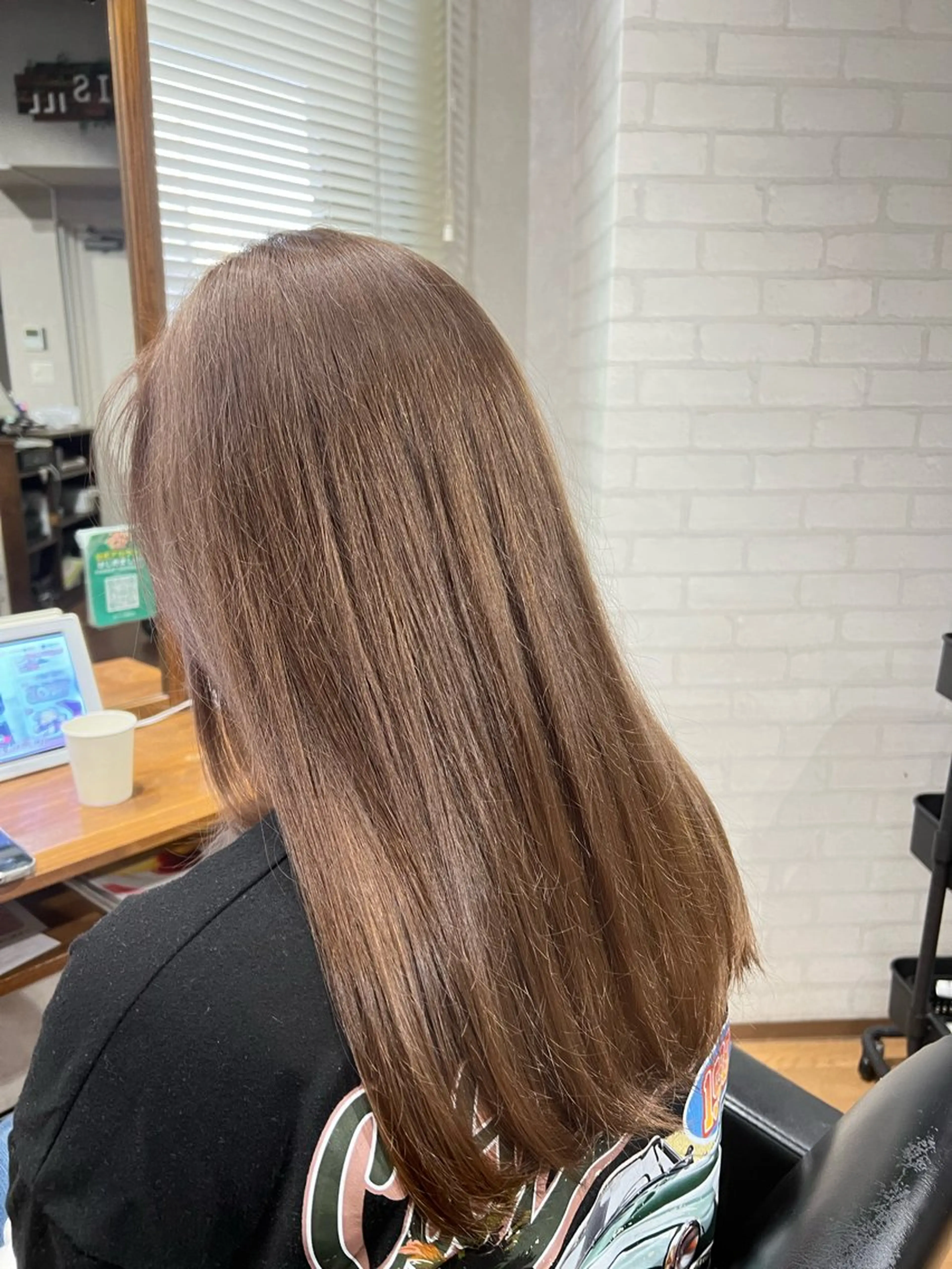 ロング カラー ベージュカラー ブリーチ ミルクティーベージュ ヘアカラー イリオモテ レナのヘアスタイル