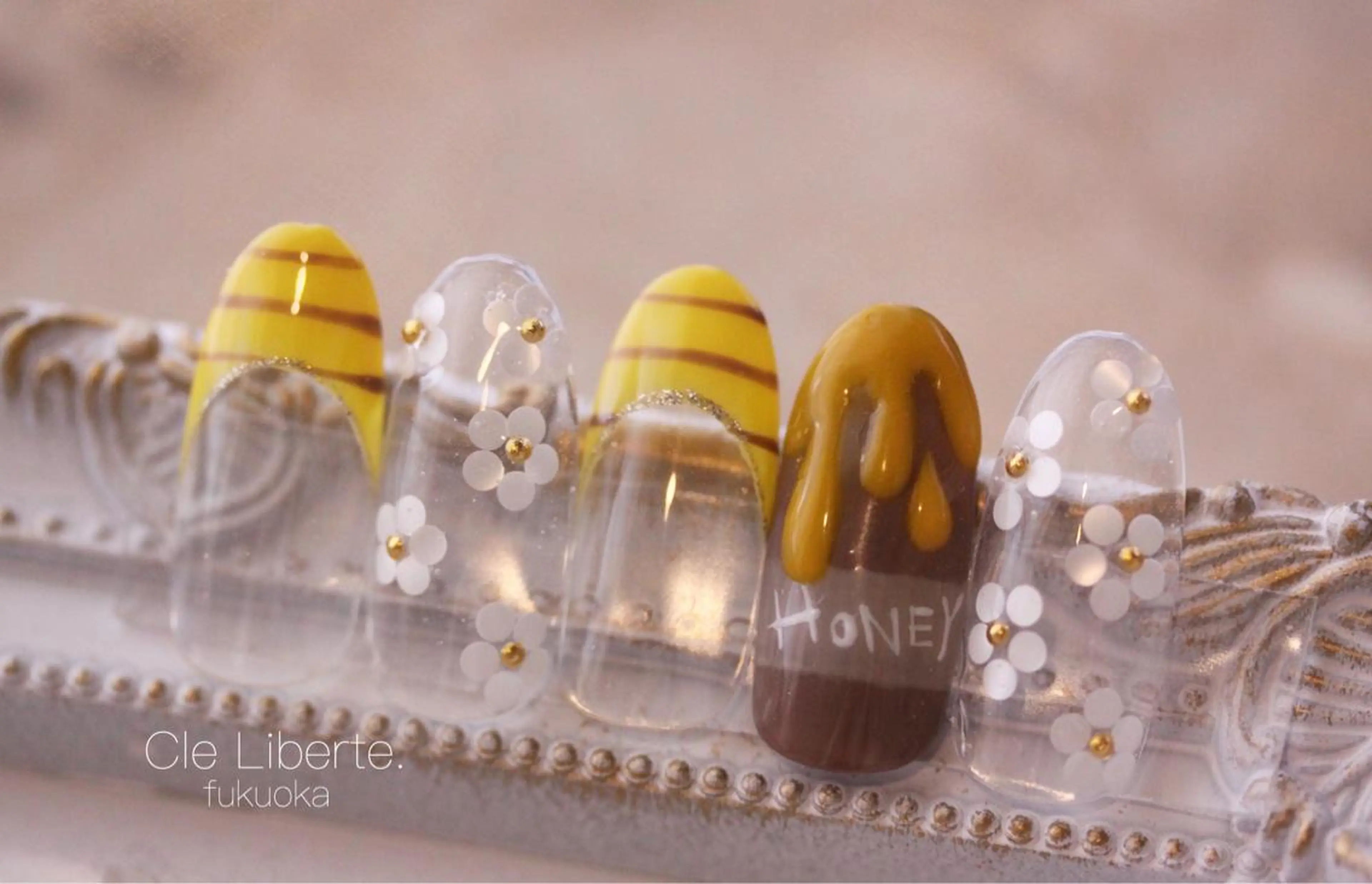 ネイル ホワイト 黄色 Elio 国泰寺のネイルデザイン