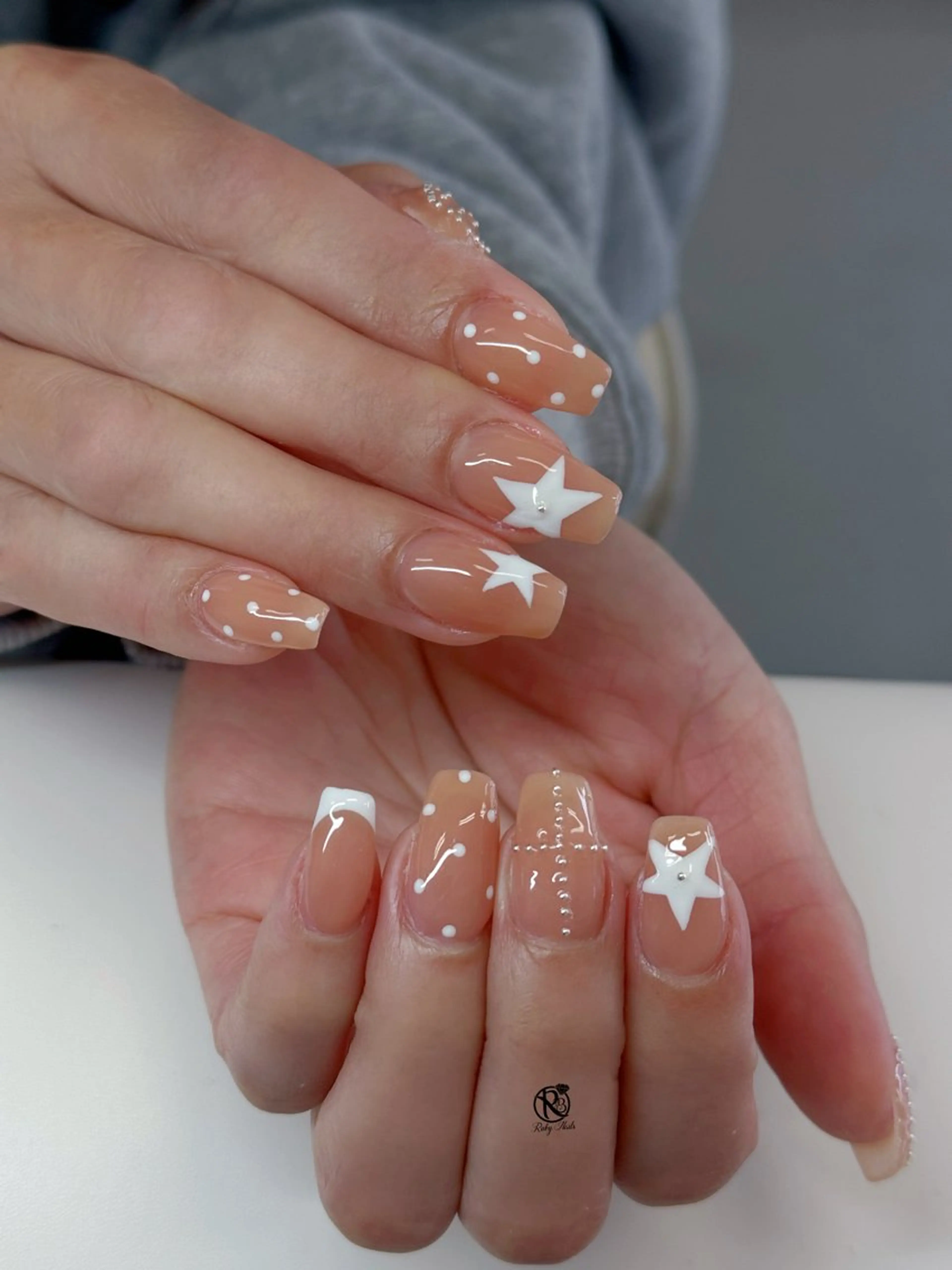 ネイル ボルドー ブラウン チークネイル ドット フットネイル ハンドネイル CHERRYネイルサロン所属・チェリネイルサロン 霞ヶ関のネイルデザイン