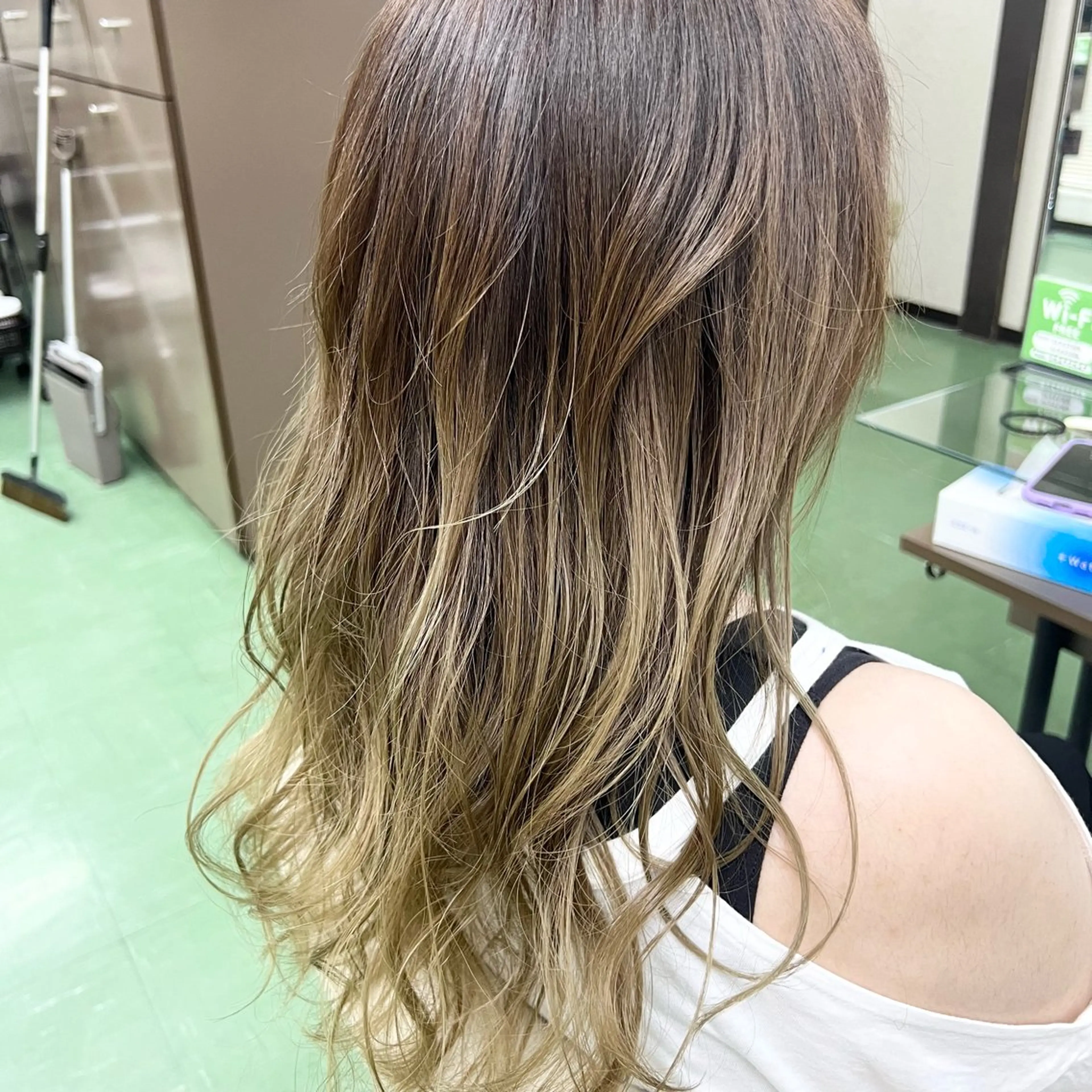 ロング カラー グラデーションカラー カット ヘアカラー 甲田 豪徳のヘアスタイル