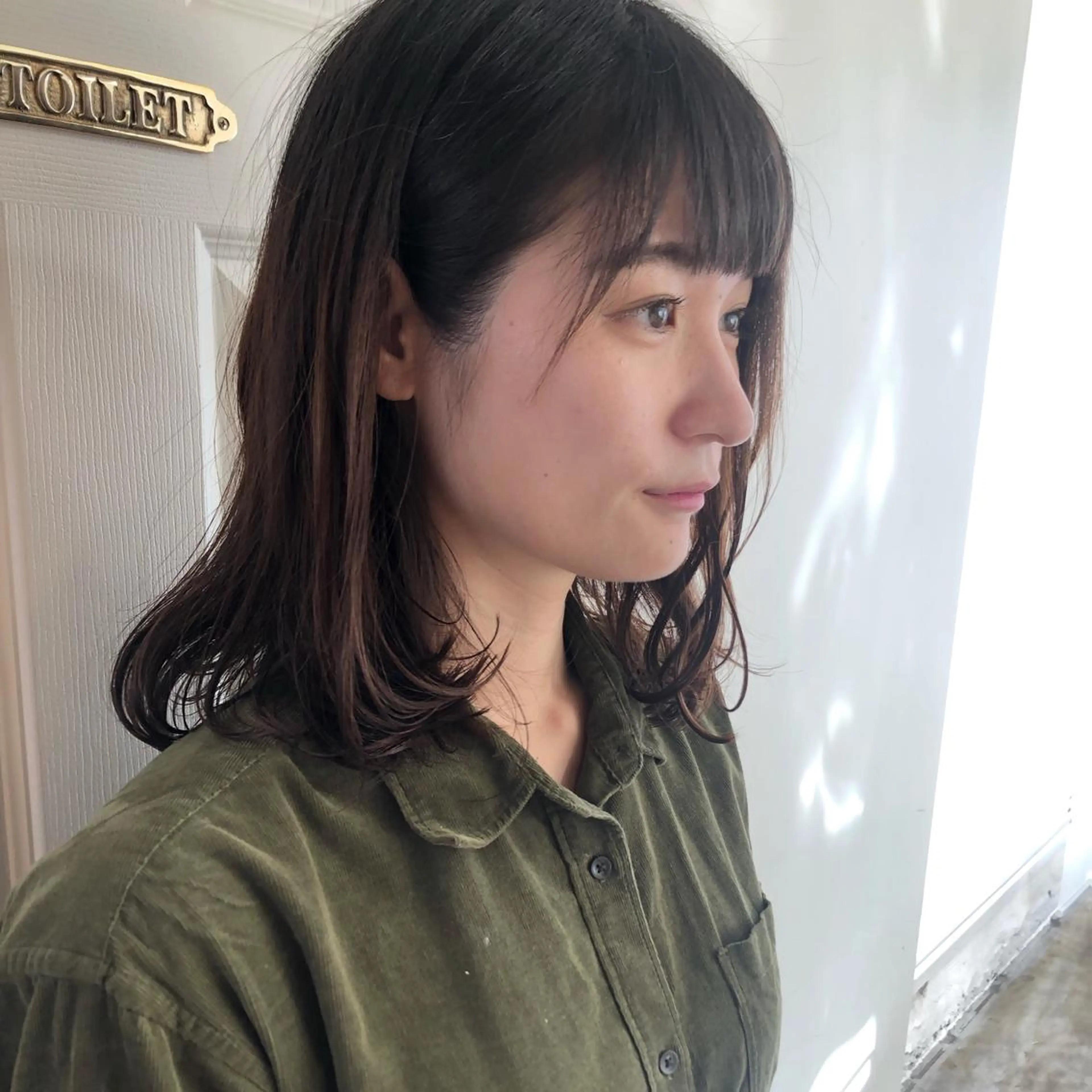 ミディアム MIOベージュカラー 柔らかいカラーのヘアスタイル