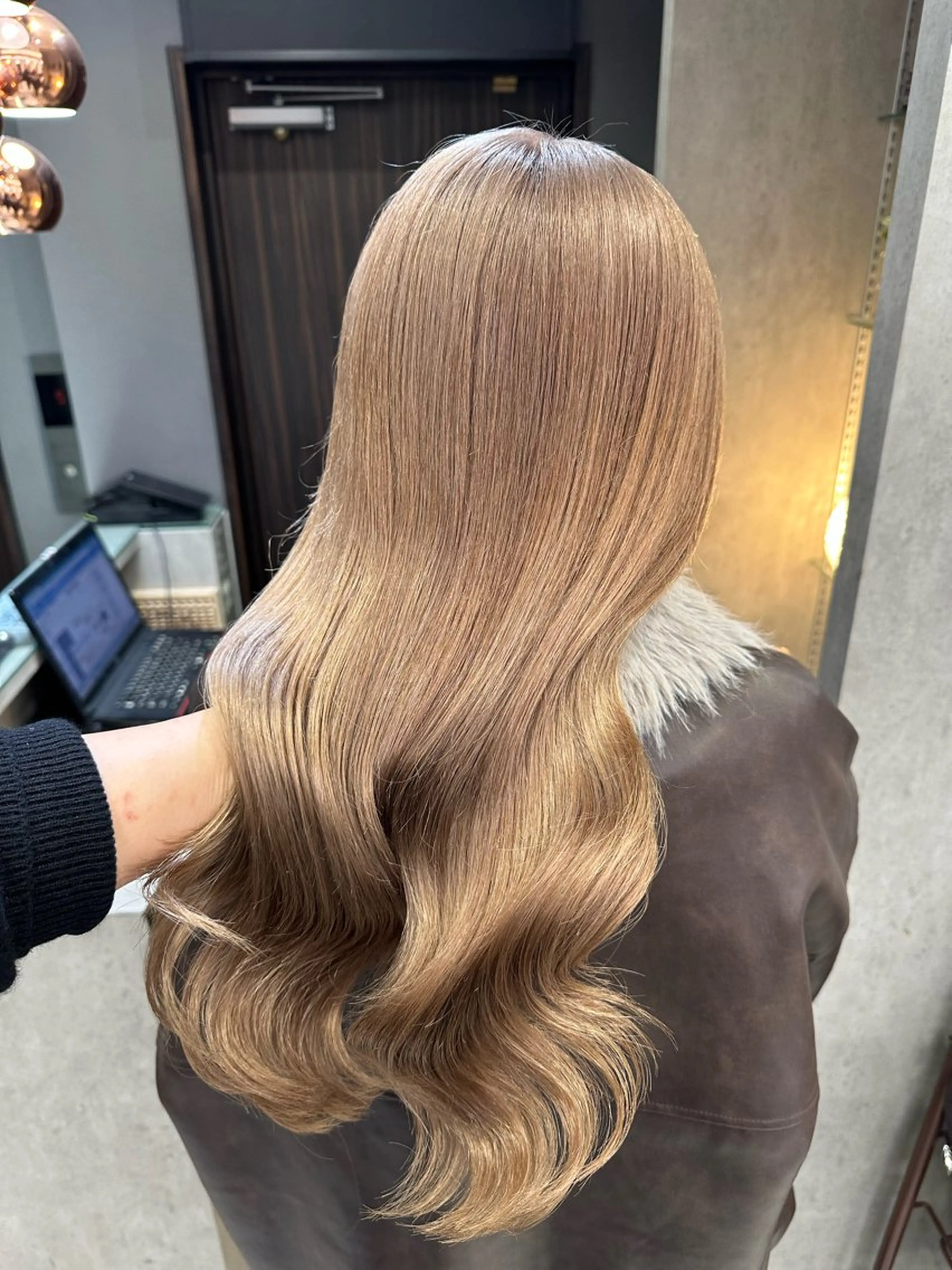 ロング カラー ベージュカラー ブリーチ ブラウンカラー 透明感カラー ピンクカラー ヘアカラー トリートメント AYAKASA 暖色カラー/レイヤーのヘアスタイル