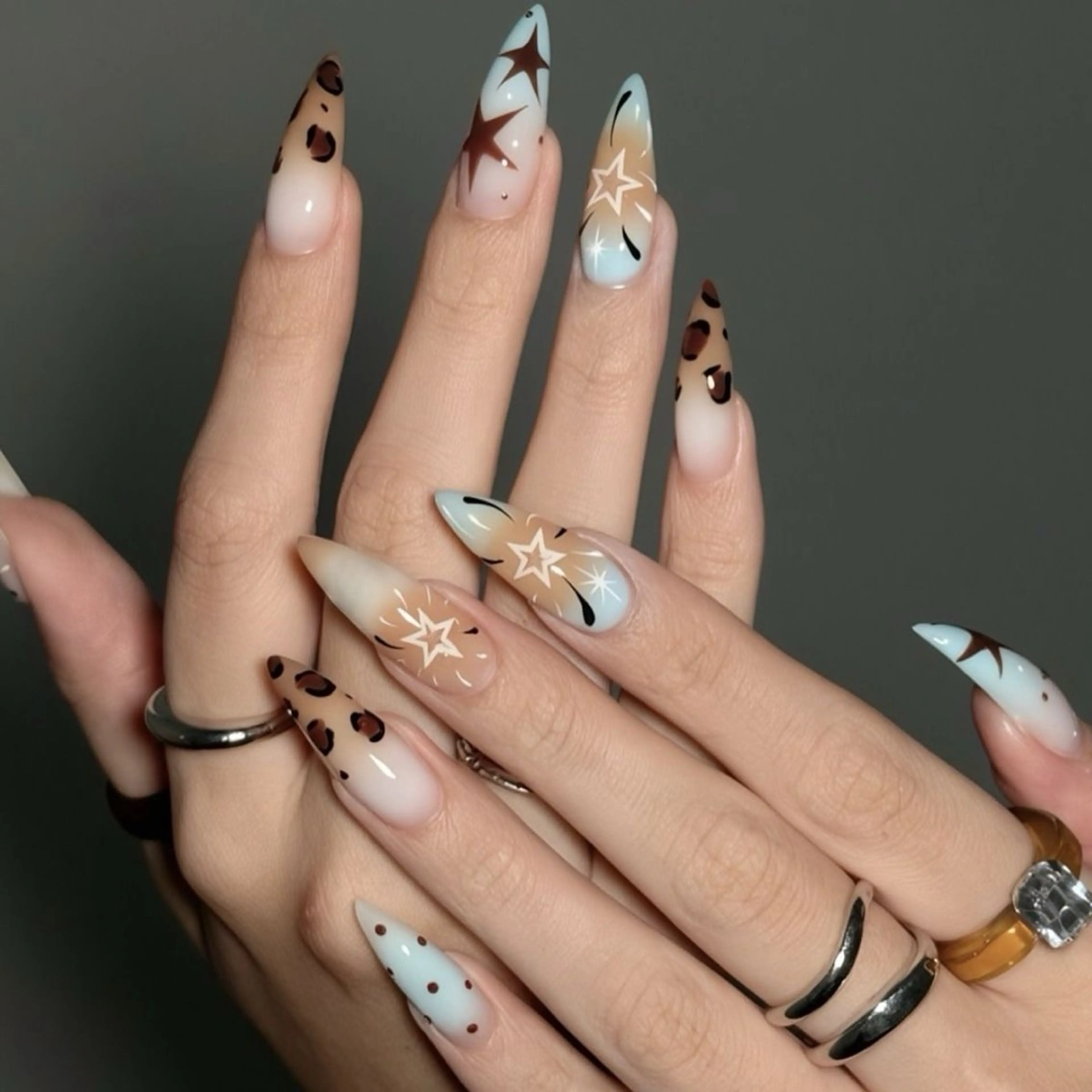 ネイル アートネイル 長さ出し ジェルネイル マグネットネイル ニュアンスネイル ハンドネイル Cloudy Chan 歌舞伎町のネイルデザイン