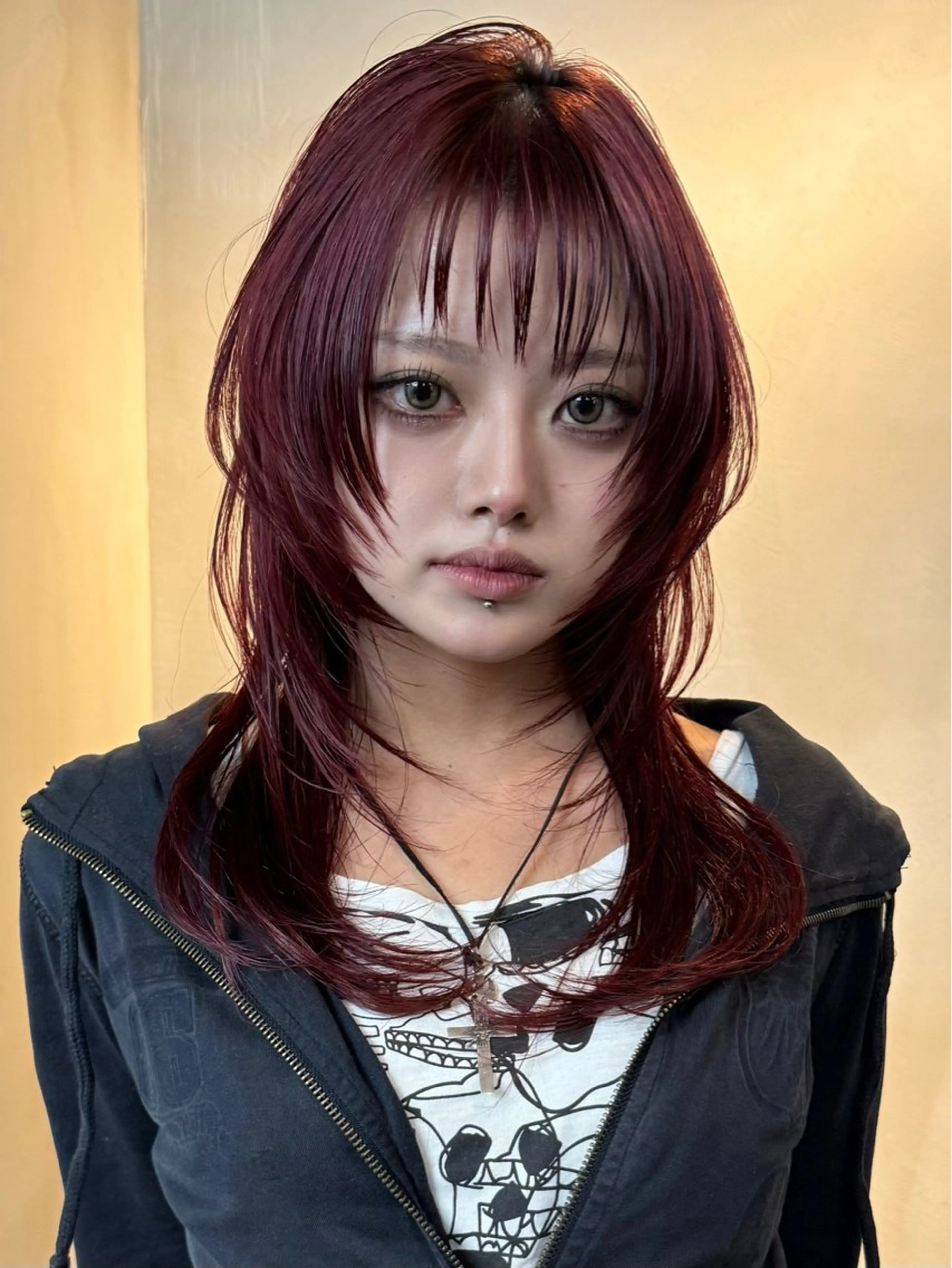 ミディアム カラー アッシュ アッシュブラック ベージュカラー 黒髪 ブロンド イツク ⚡️ ルーツ/ハイトーンのヘアスタイル