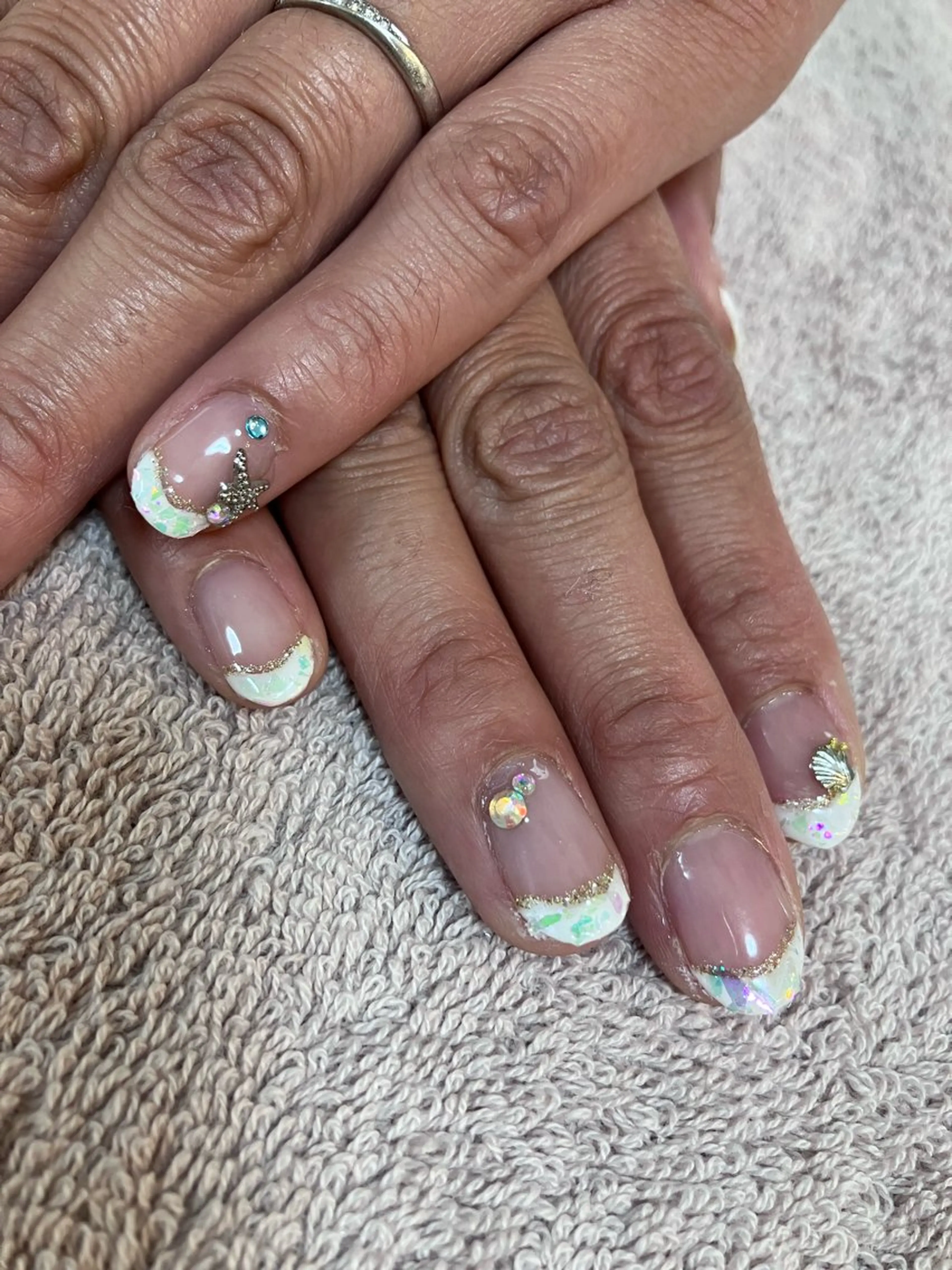 ネイル フレンチネイル ホログラムネイル ラメ(グリッター) ハンドネイル ハンドケア Ideal Me 春内茉那の眉毛・アイブロウイメージ