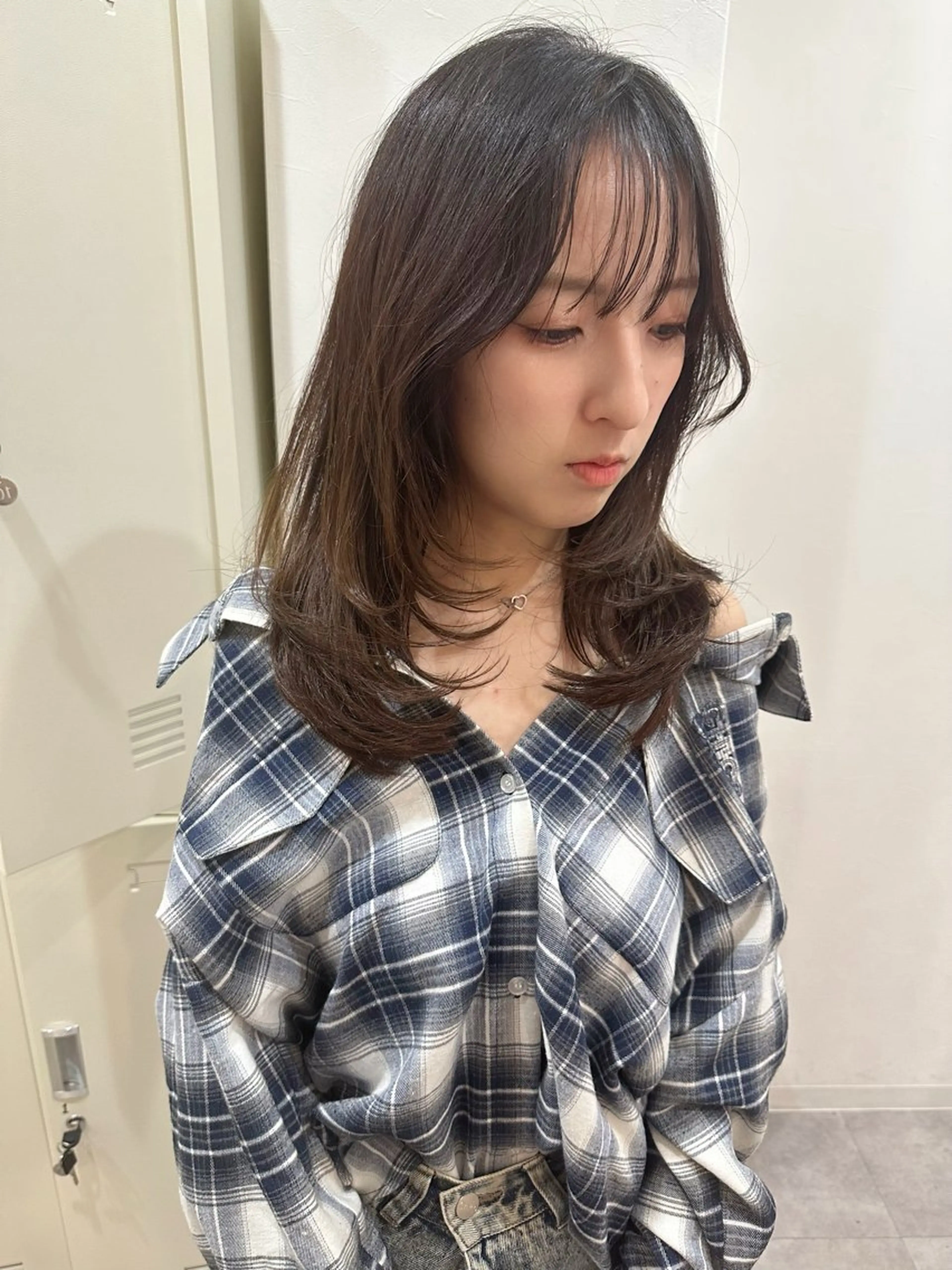 セミロング カラー ブラウンカラー ナチュラルブラウン レイヤーカット カット ヘアカラー 白髪ぼかしハイライト レイヤー川口　元気のヘアスタイル