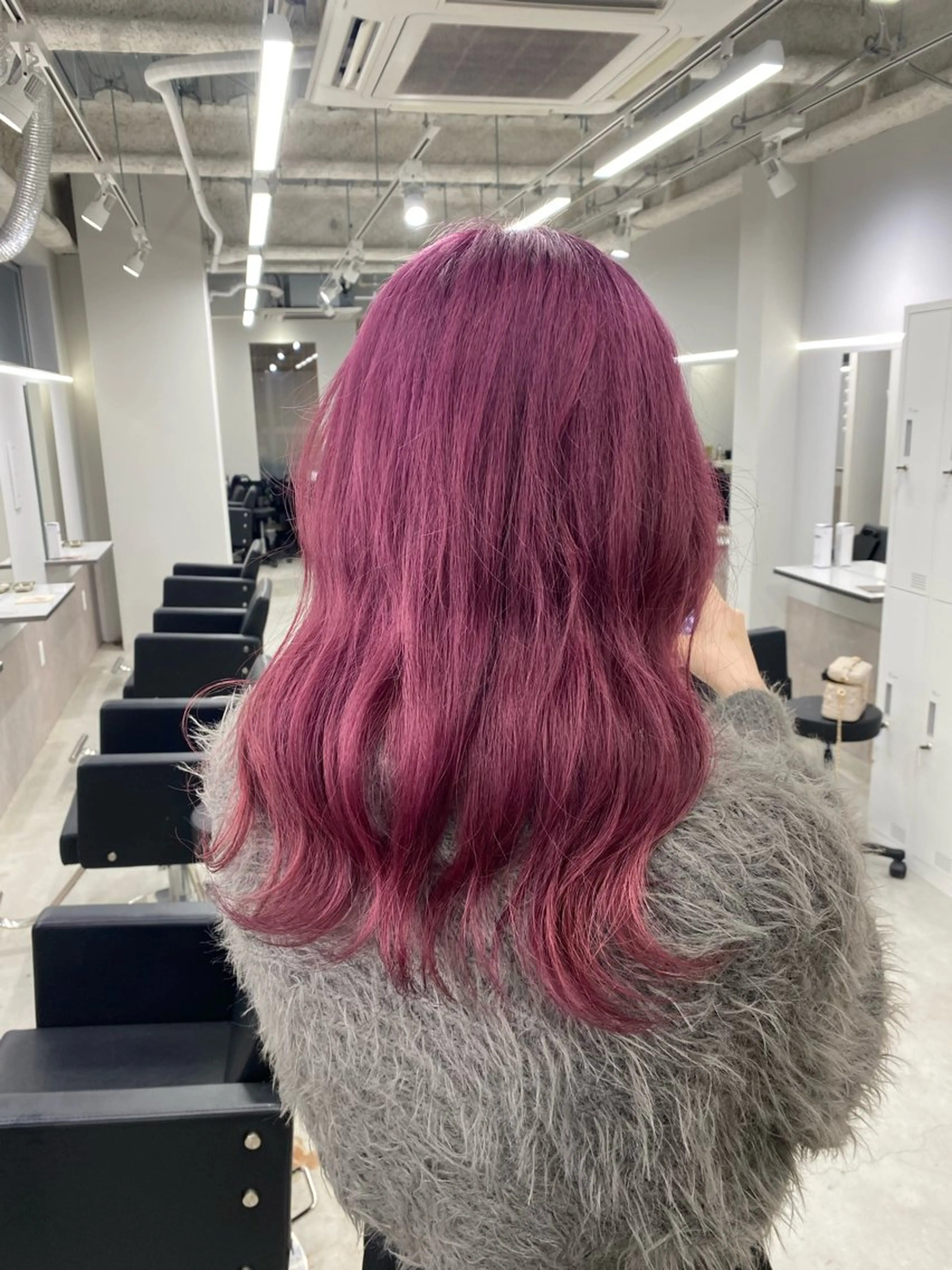 ロング noa 寒色系カラーブリーチのヘアスタイル