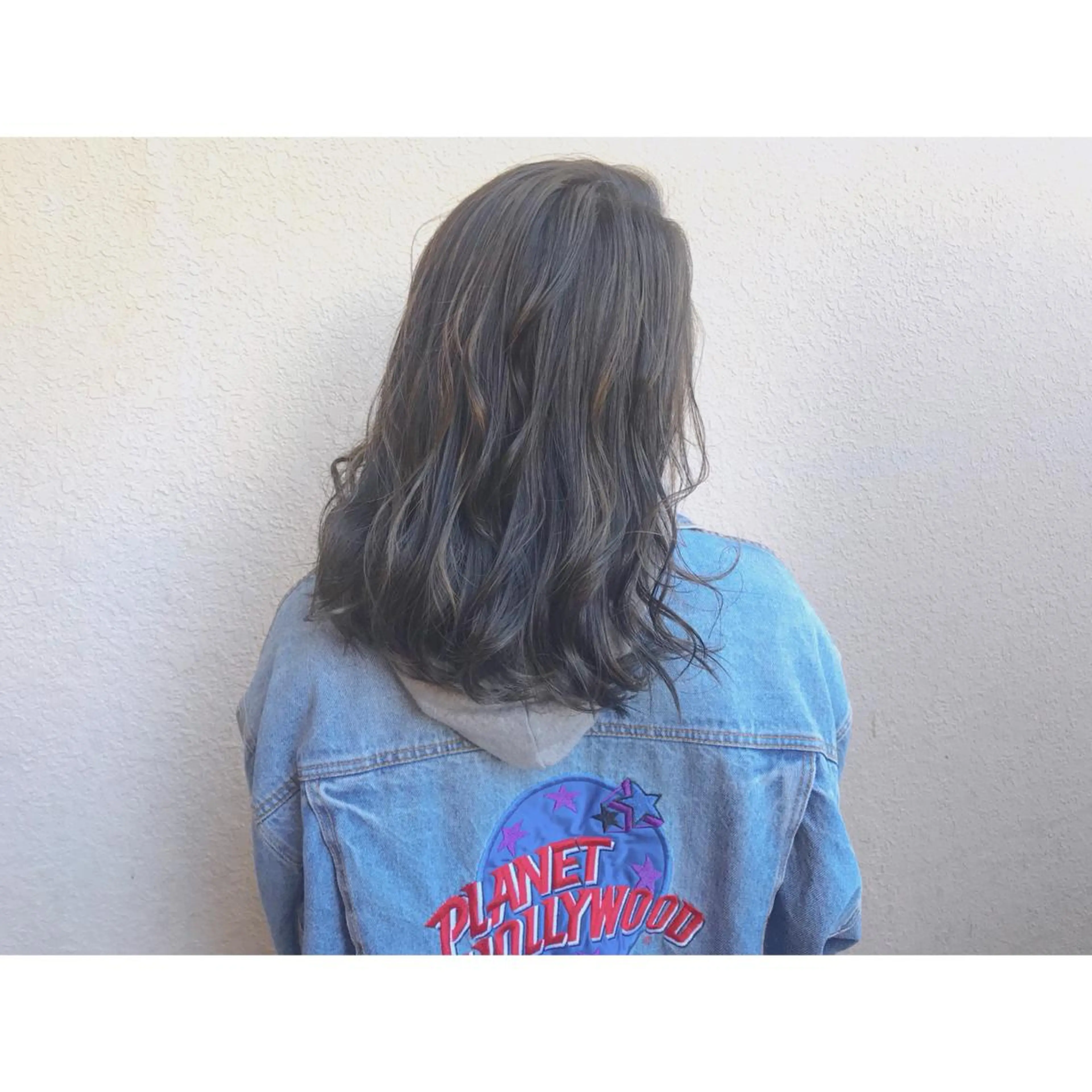 セミロング カラー アッシュ ブルーカラー ブルージュ グレージュ ハイライトカラー なかにし まゆみのヘアスタイル