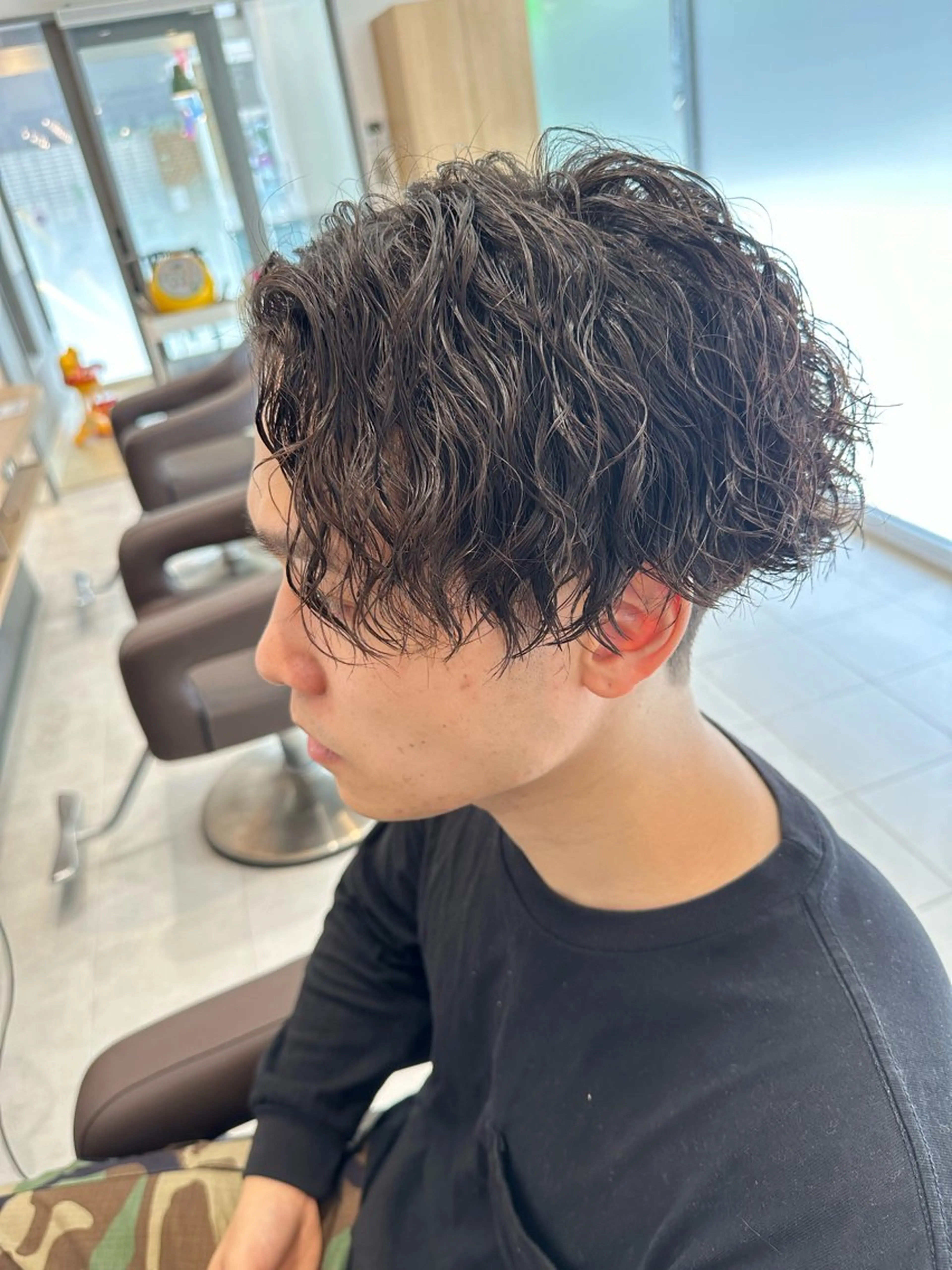ミディアム パーマ メンズ ミディアムパーマ フェードカット メンズパーマ ツイストスパイラルパーマ 刈り上げ 💈メンズ特化 美容師サキ💈のヘアスタイル