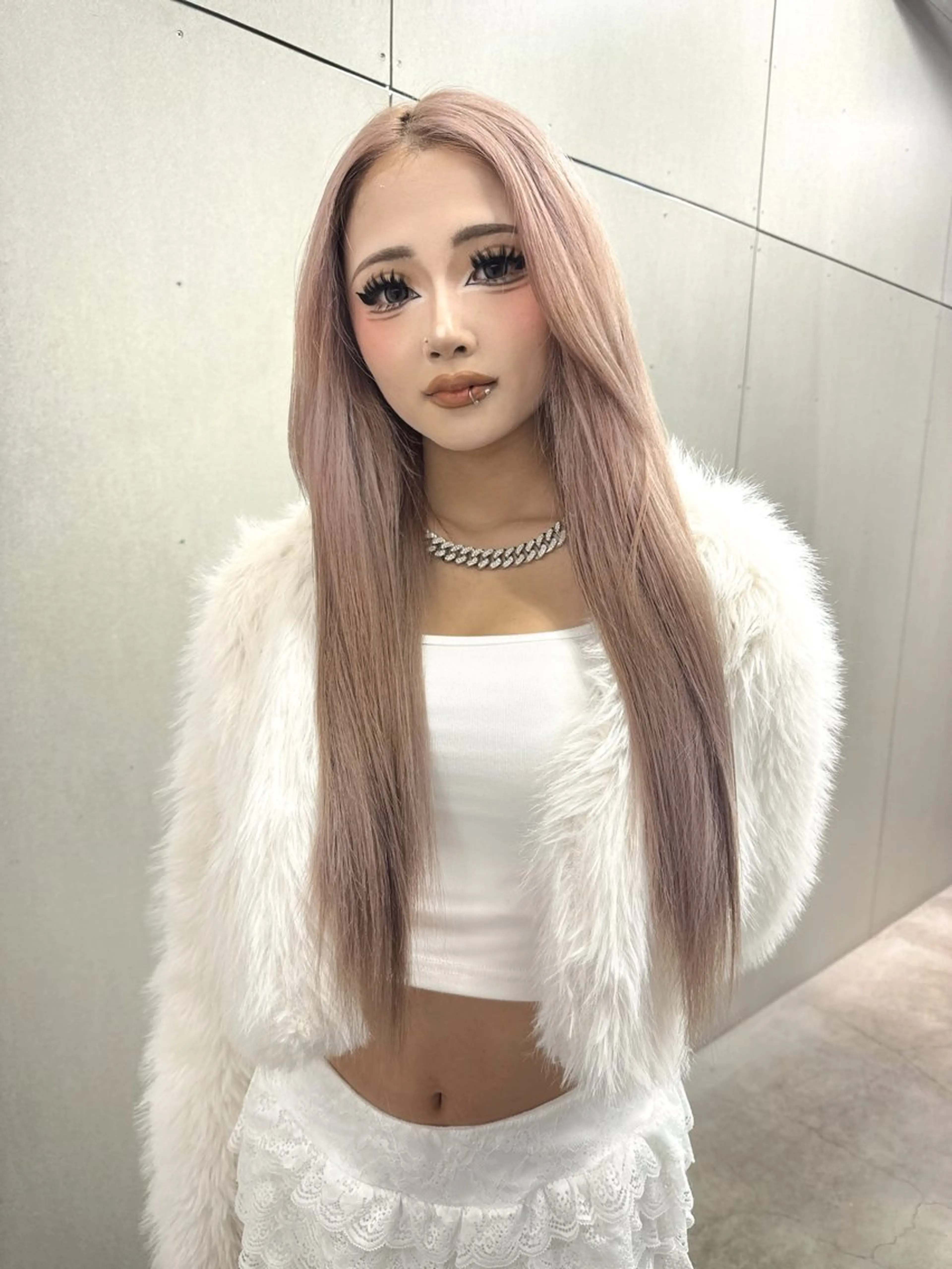 ロング ヘアカラー GEM YURI ハイトーンカラーのヘアスタイル