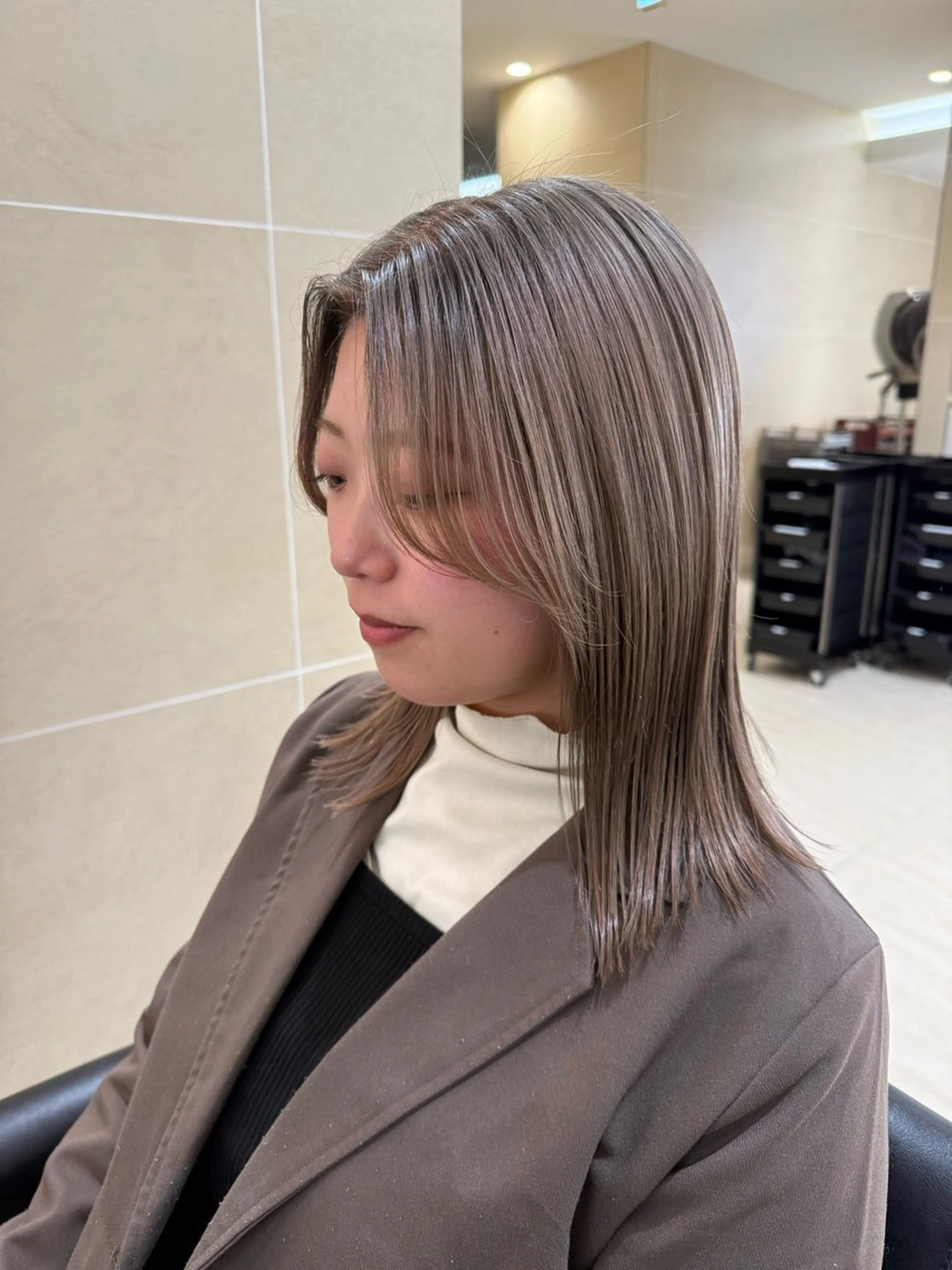 ミディアム カラー 三橋 由佳のヘアスタイル